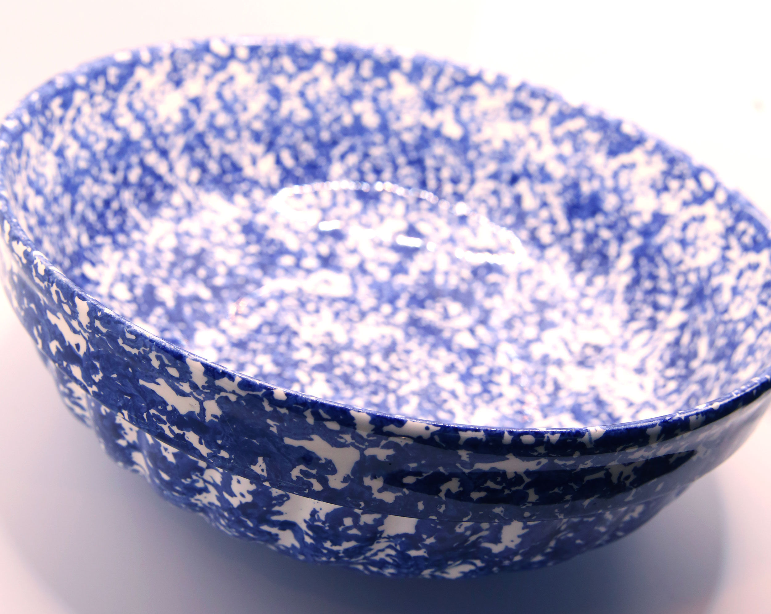 Saladier XL en faïence moucheté bleu marine et blanc