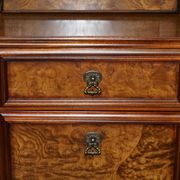 Buffet vintage en noyer burr avec vitres et éclairage, style Art Deco