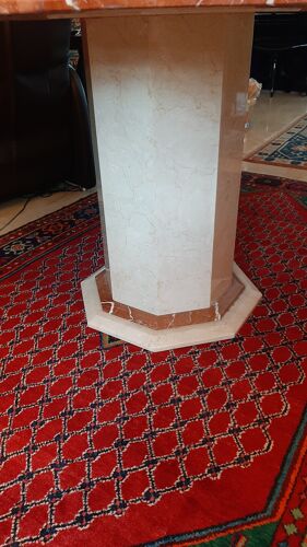 Table de salle a manger octogonale, dia. 135 cm, en marbre de couleur creme et rouge alicante
