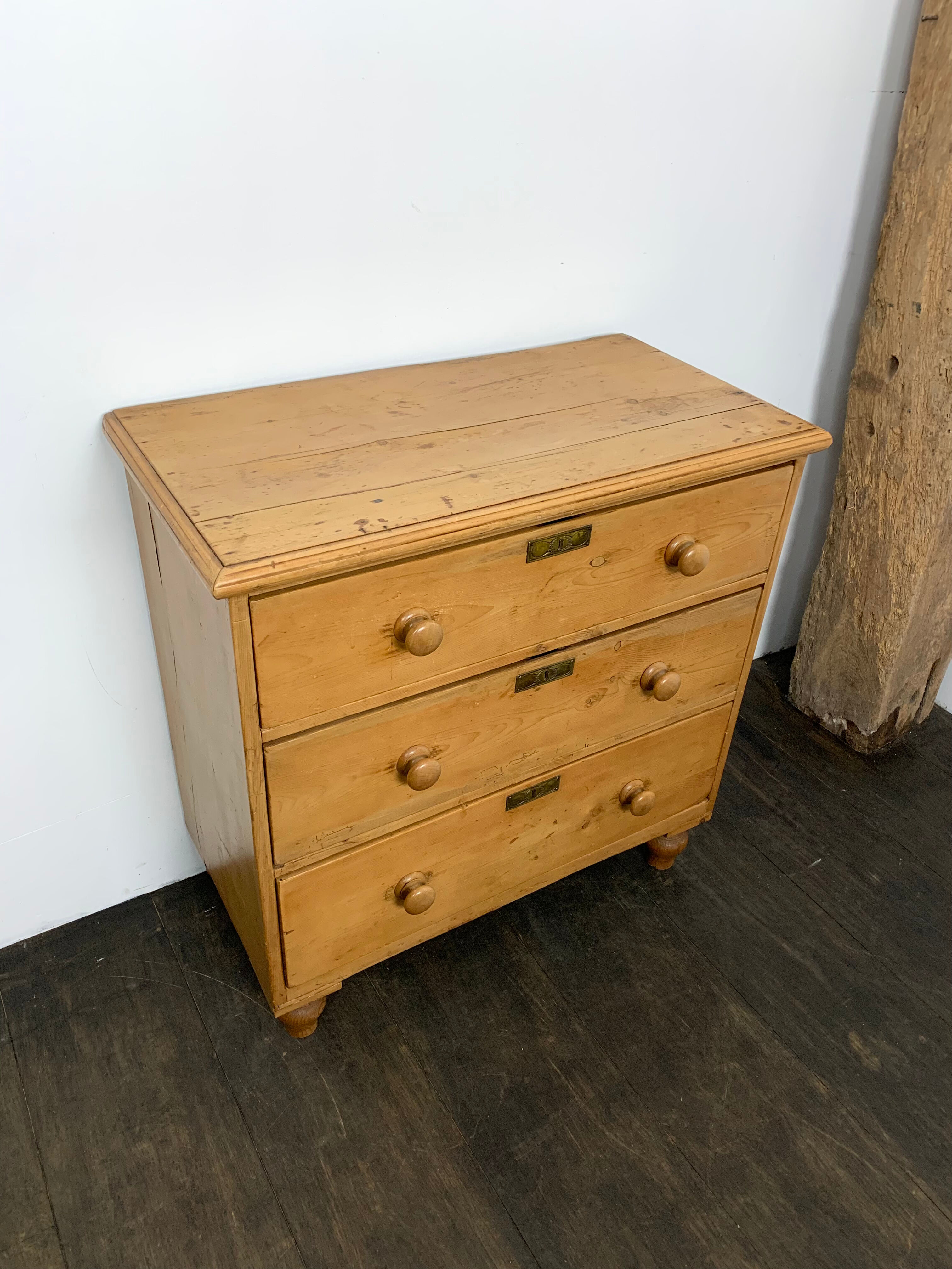 Commode en pin