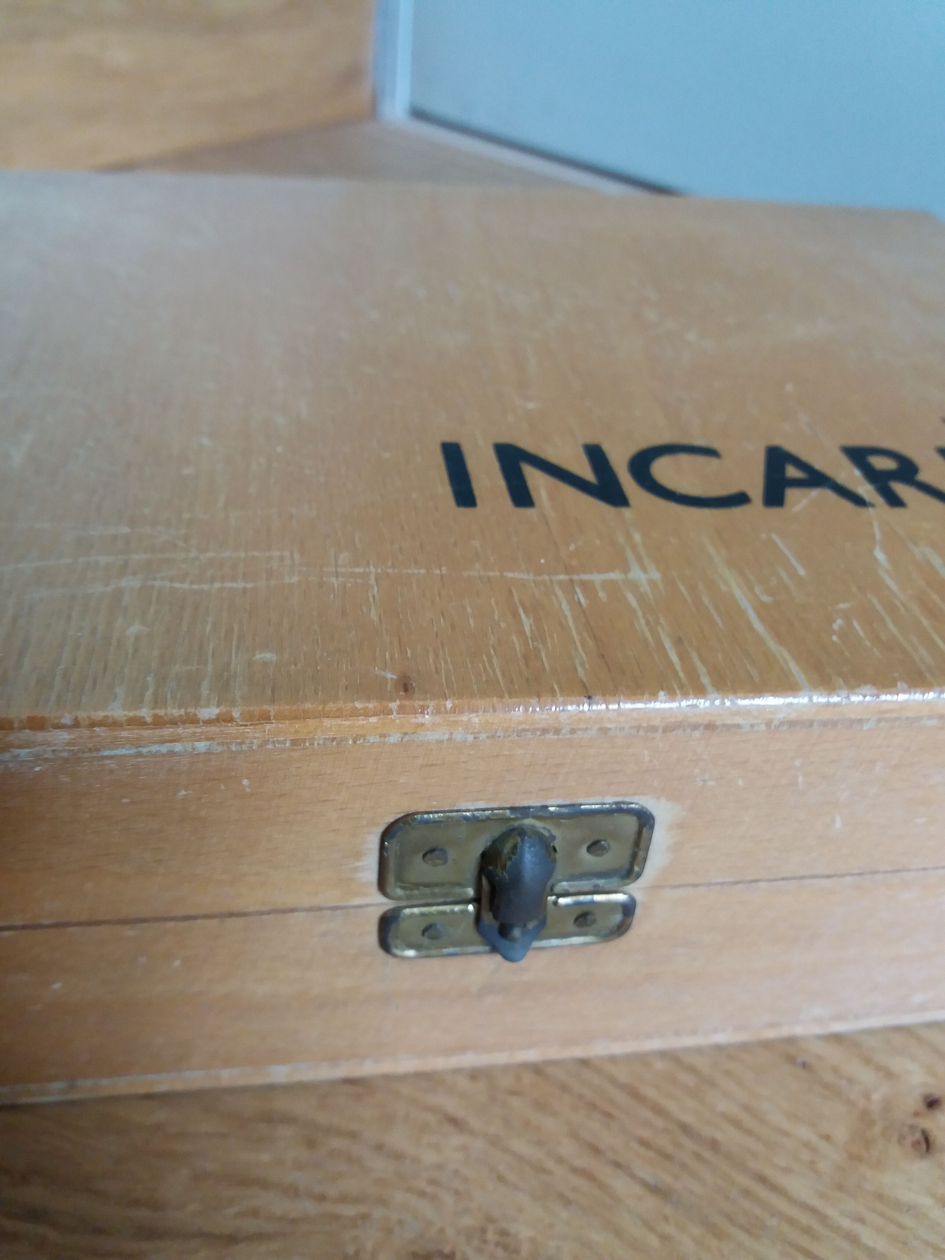 Box compartmentalized wooden