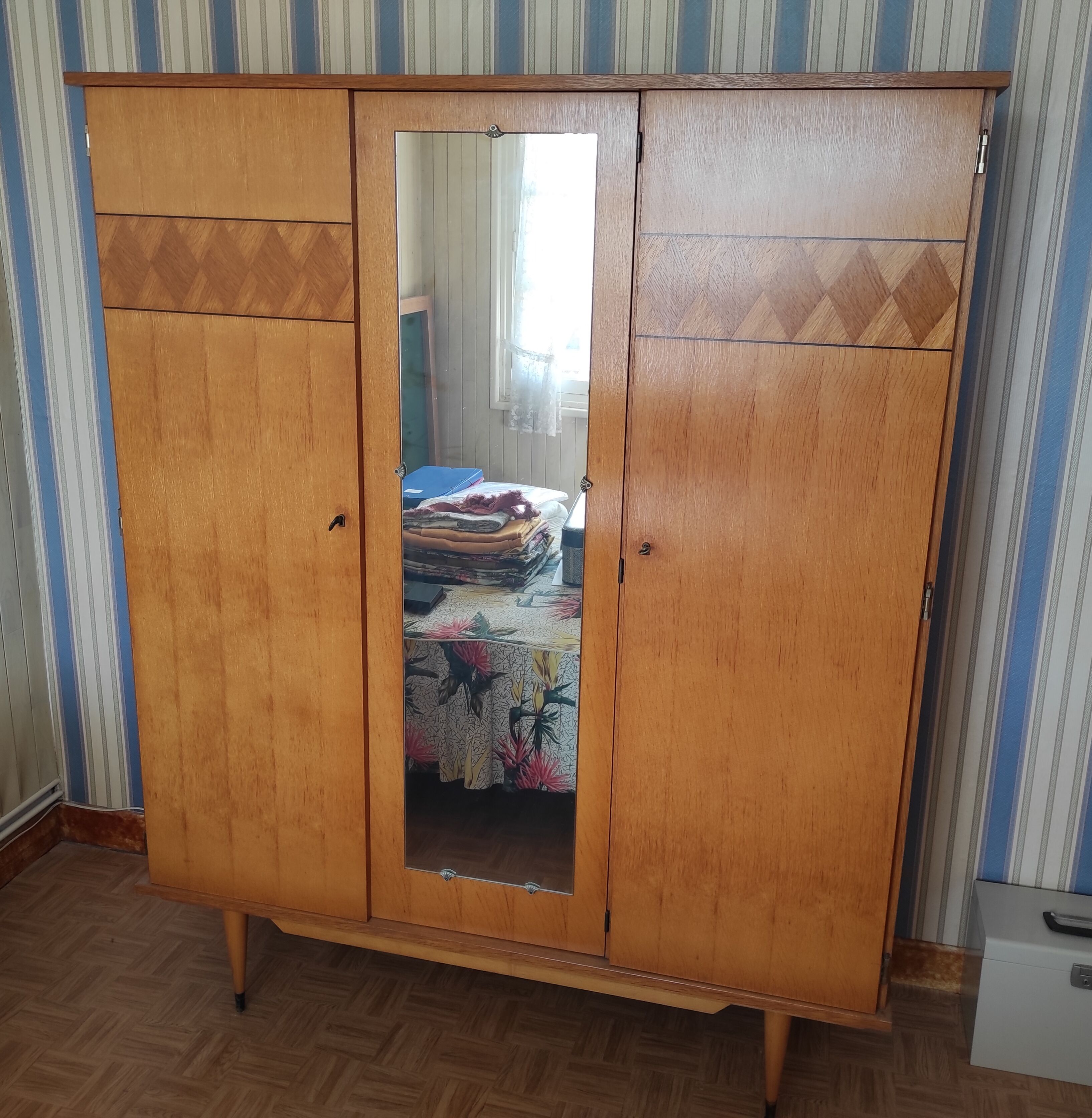 Scandinavian style wardrobe 3 doors