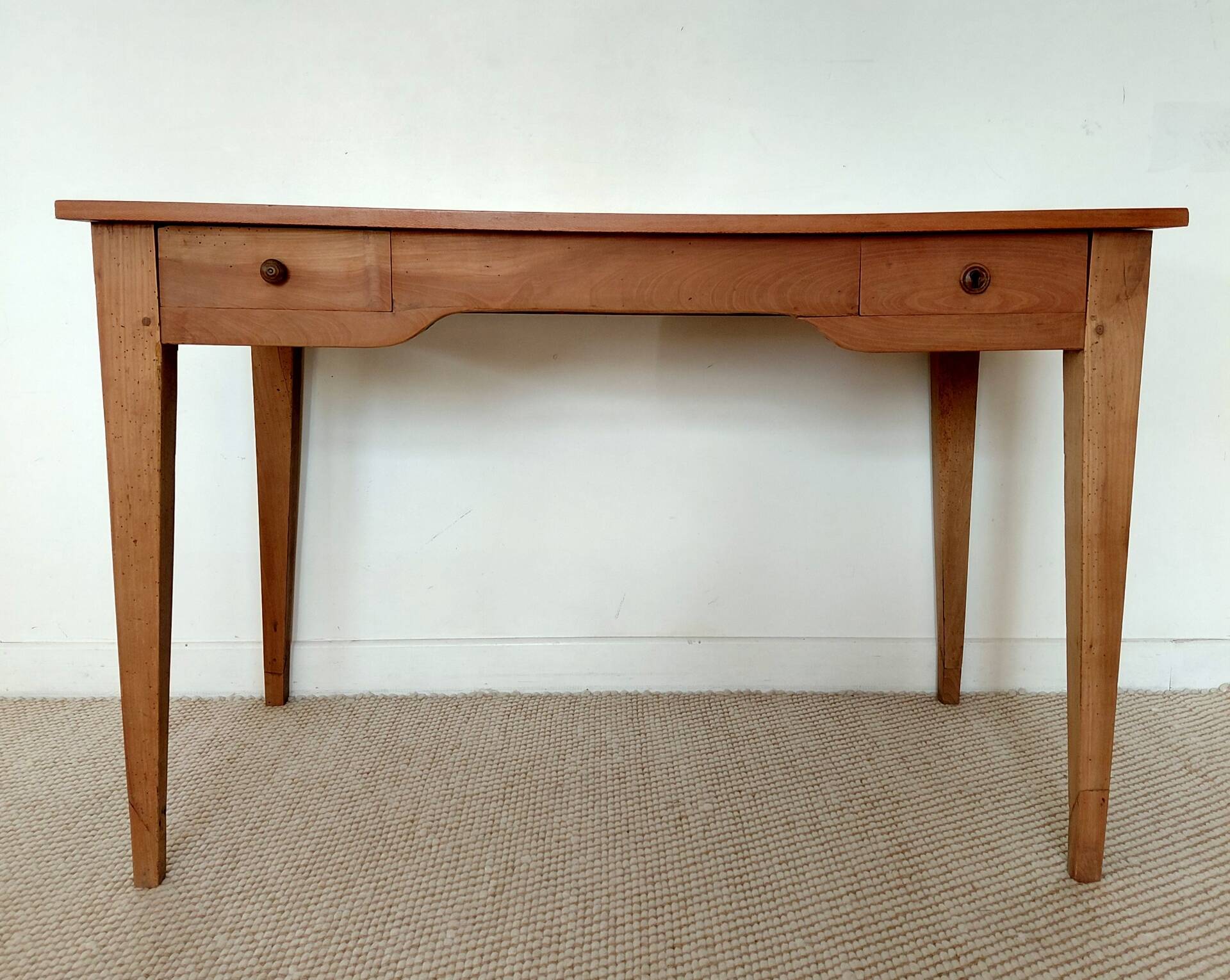 Bureau ancien à double tiroir, pieds gainés, XIXème
