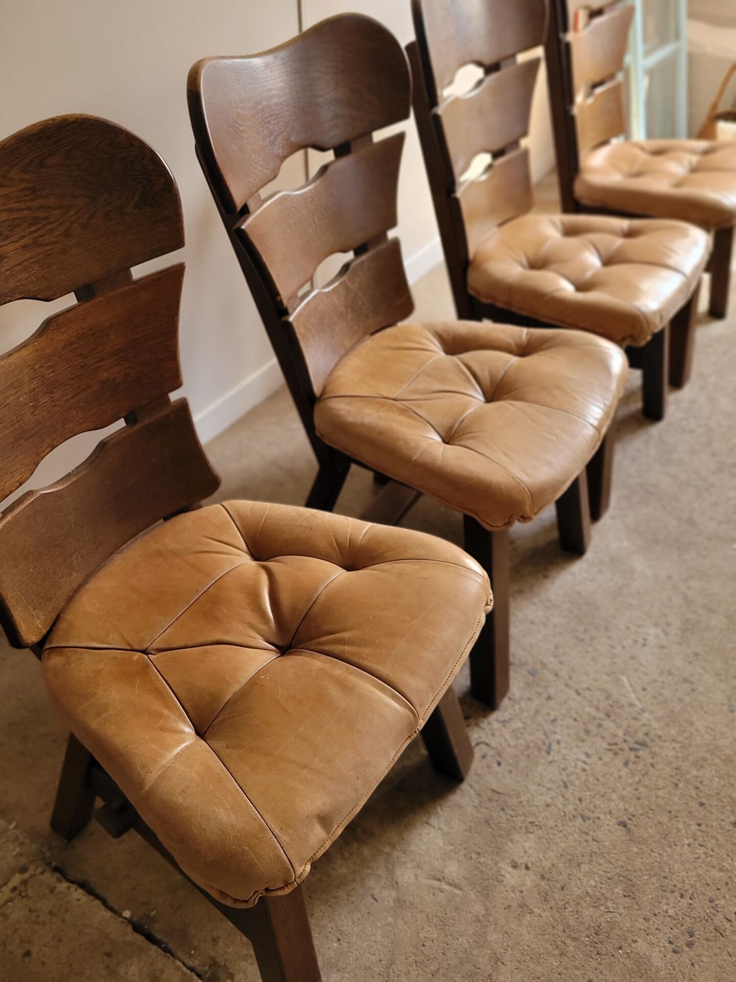 Lot de 4 chaises brutalistes en bois