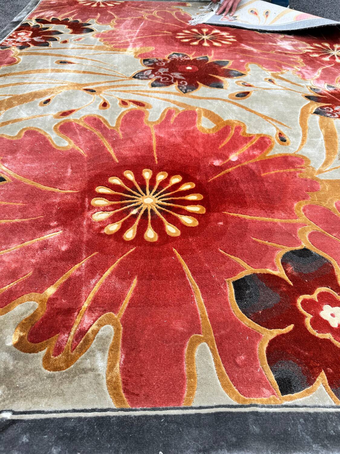 Vintage wool and silk rug – Large flowers. 1970s.