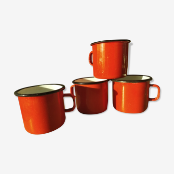 Tasses en tôle émaillée