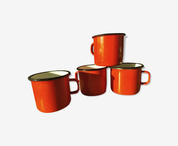 Tasses en tôle émaillée