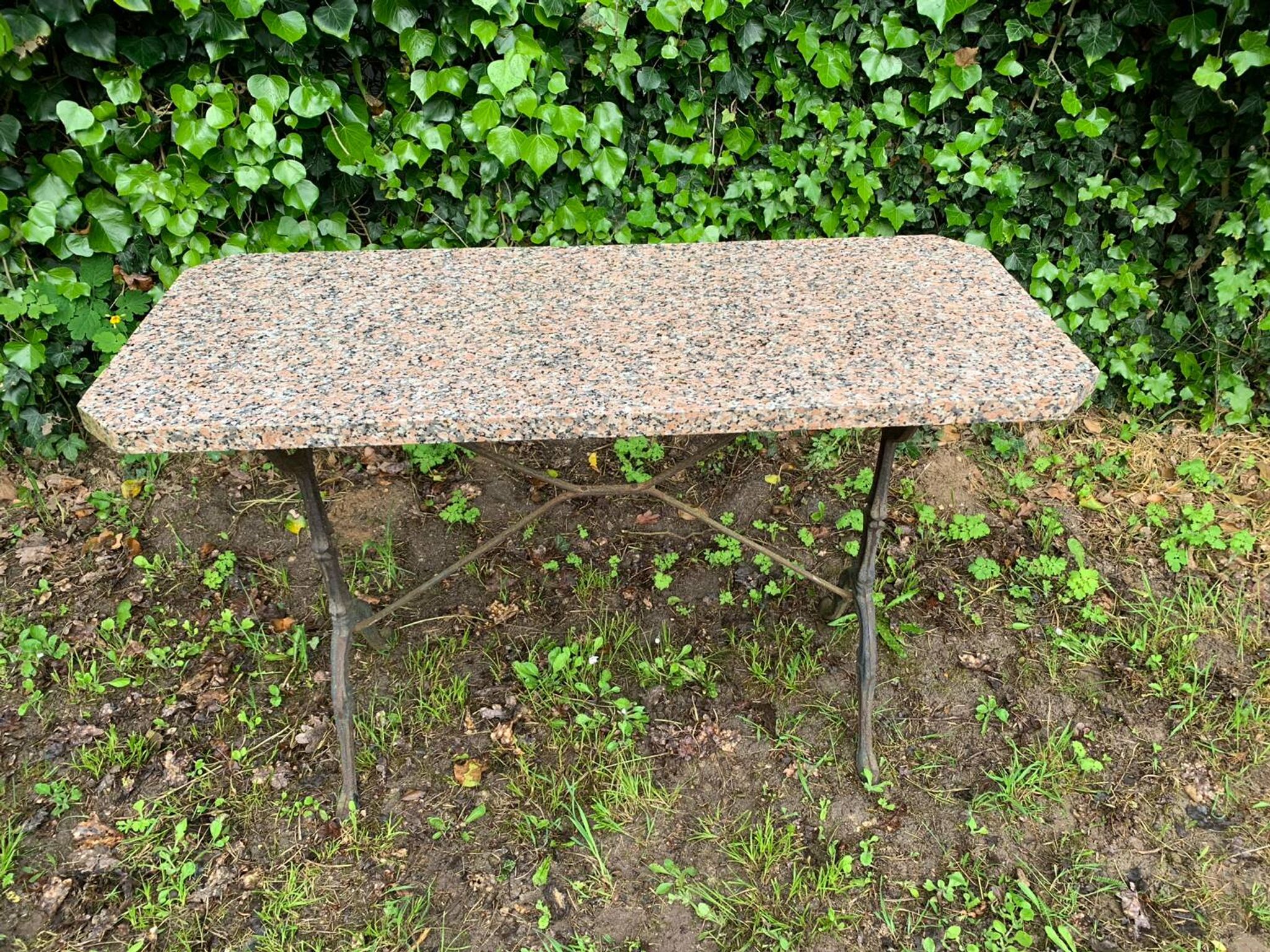 Table de bidtrot des annees 50 en fer forge et granit gris/rose