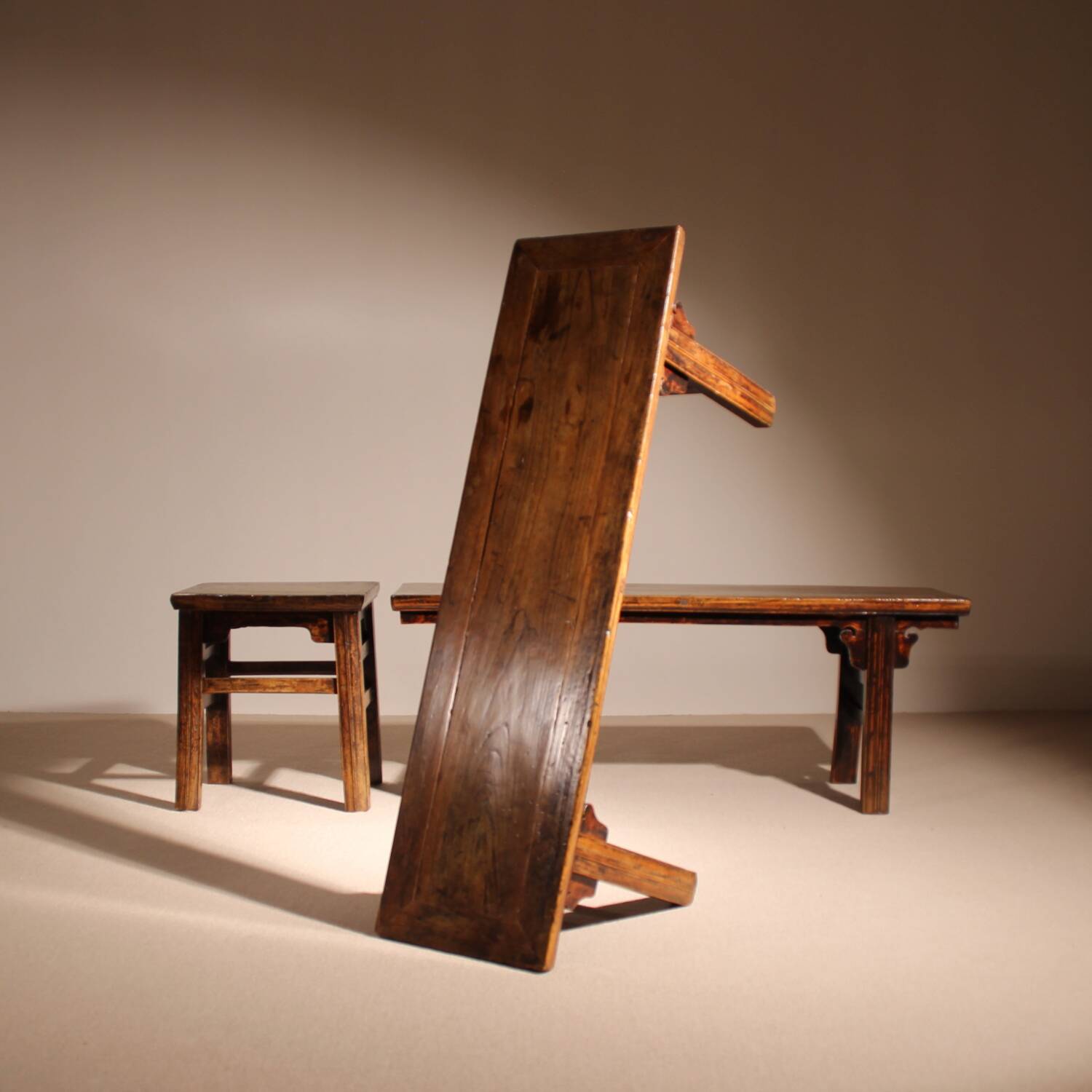 Ensemble de banc, tabouret et table basse 'Wabi Sabi' primitif en chêne massif.