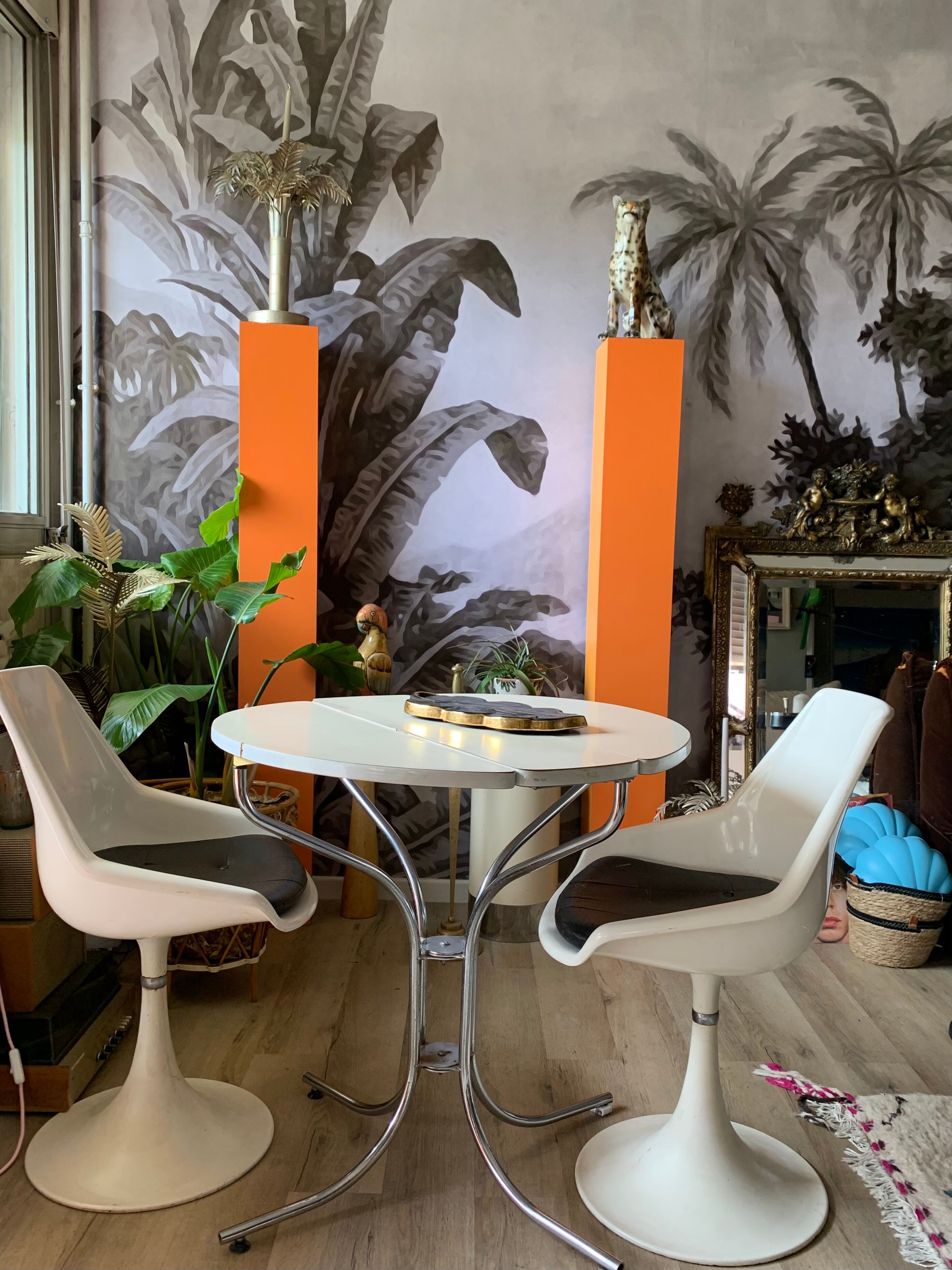 Very large pedestal column in Formica