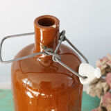 Bouteille ancienne en grès vernissé à bouchon en faïence