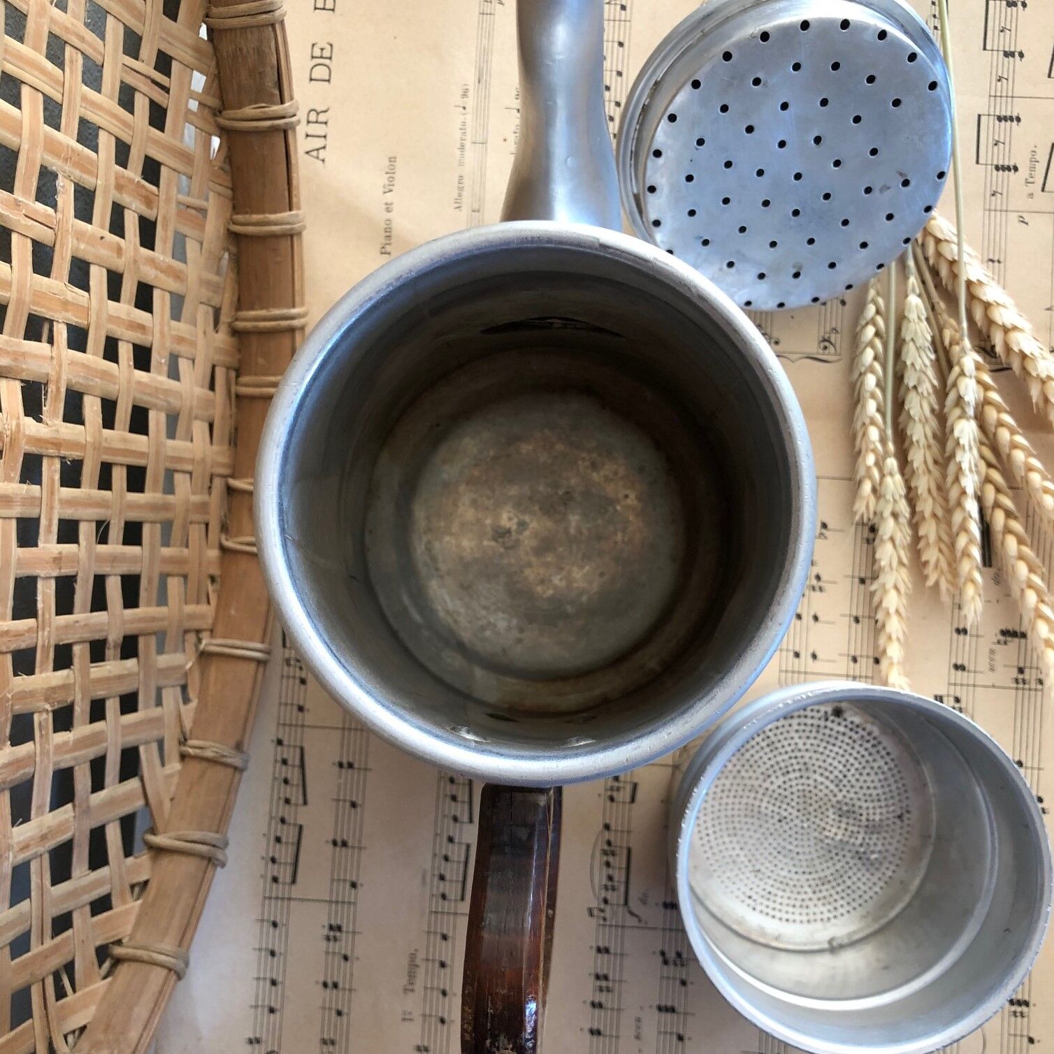 Aluminium and wooden handle coffee maker