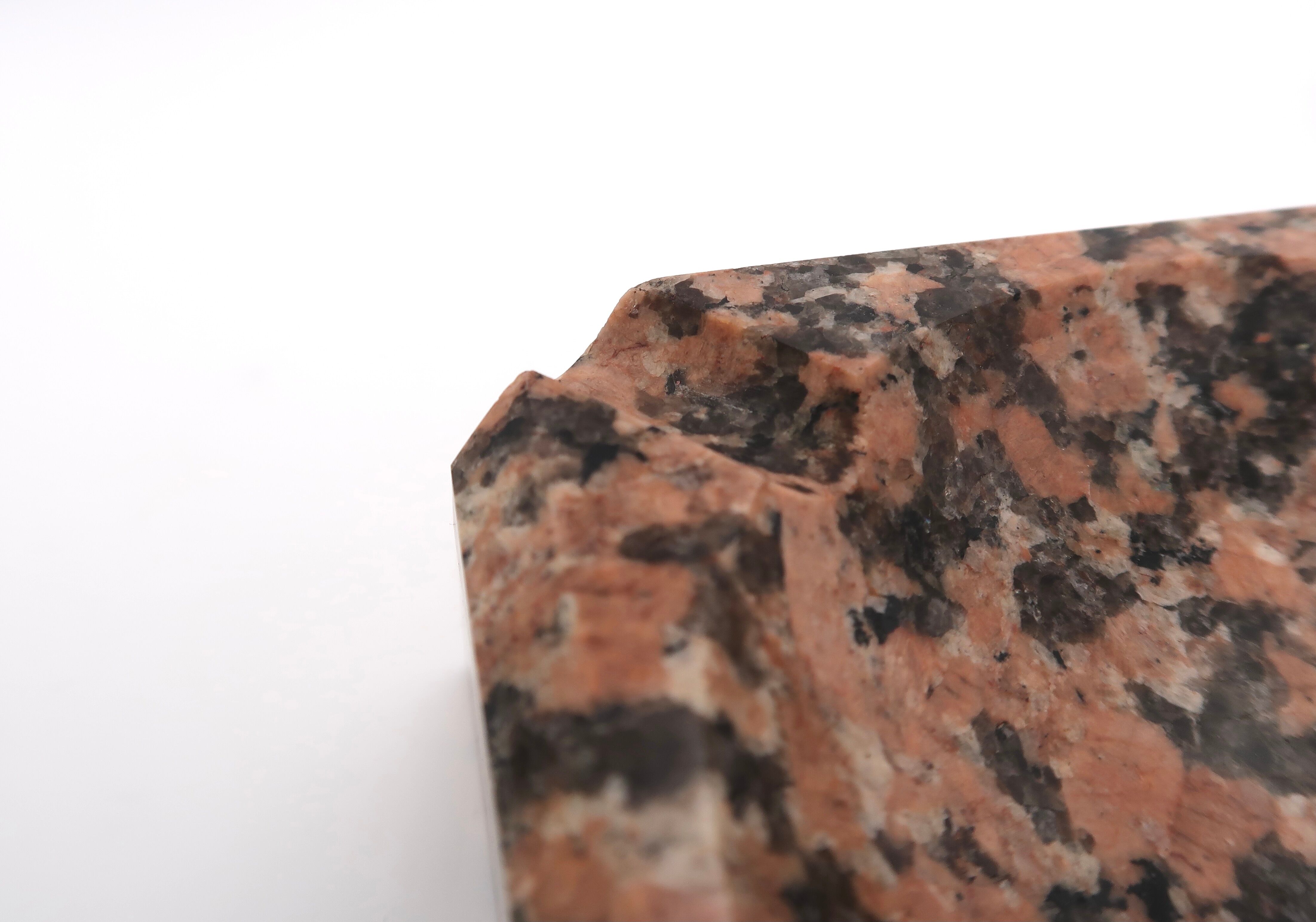 Cendrier en granit rose, années 50