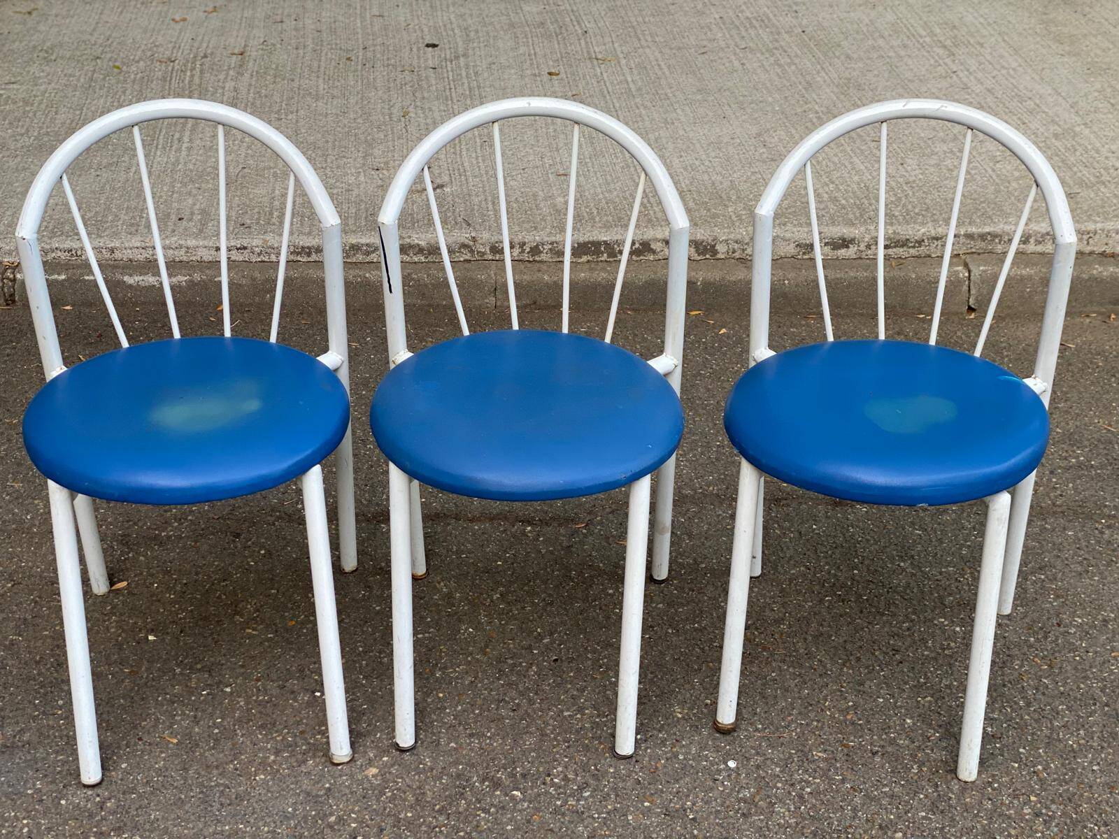 Vintage bistro garden chair in white tubular steel and blue leather from the 1980s.