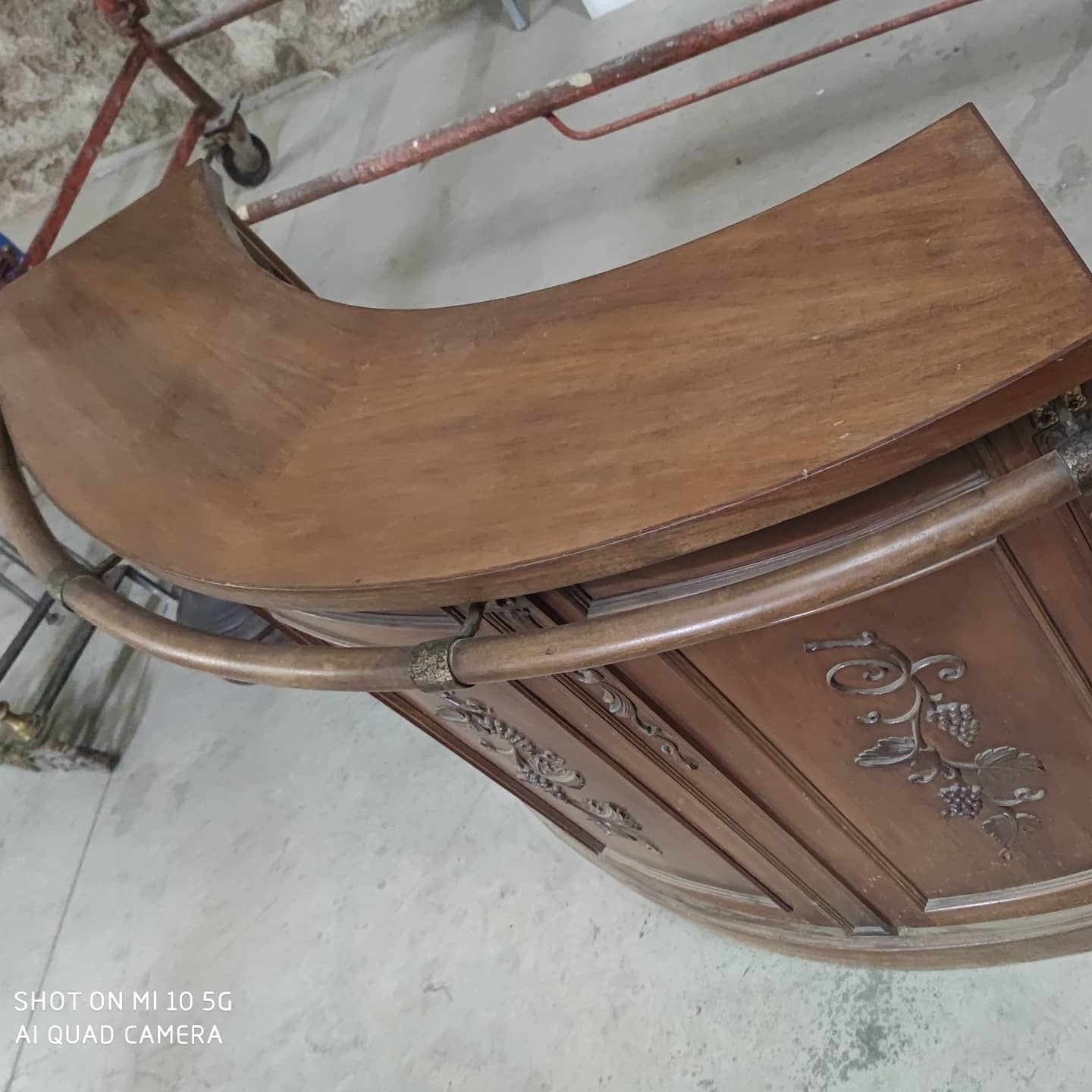 Walnut quarter-circle bar counter dating from the 50s/60s