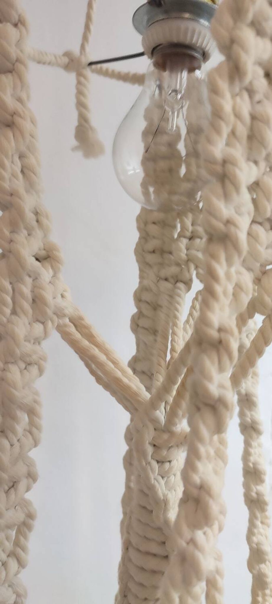 Lámpara de techo de macramé. Spain, 1980s.