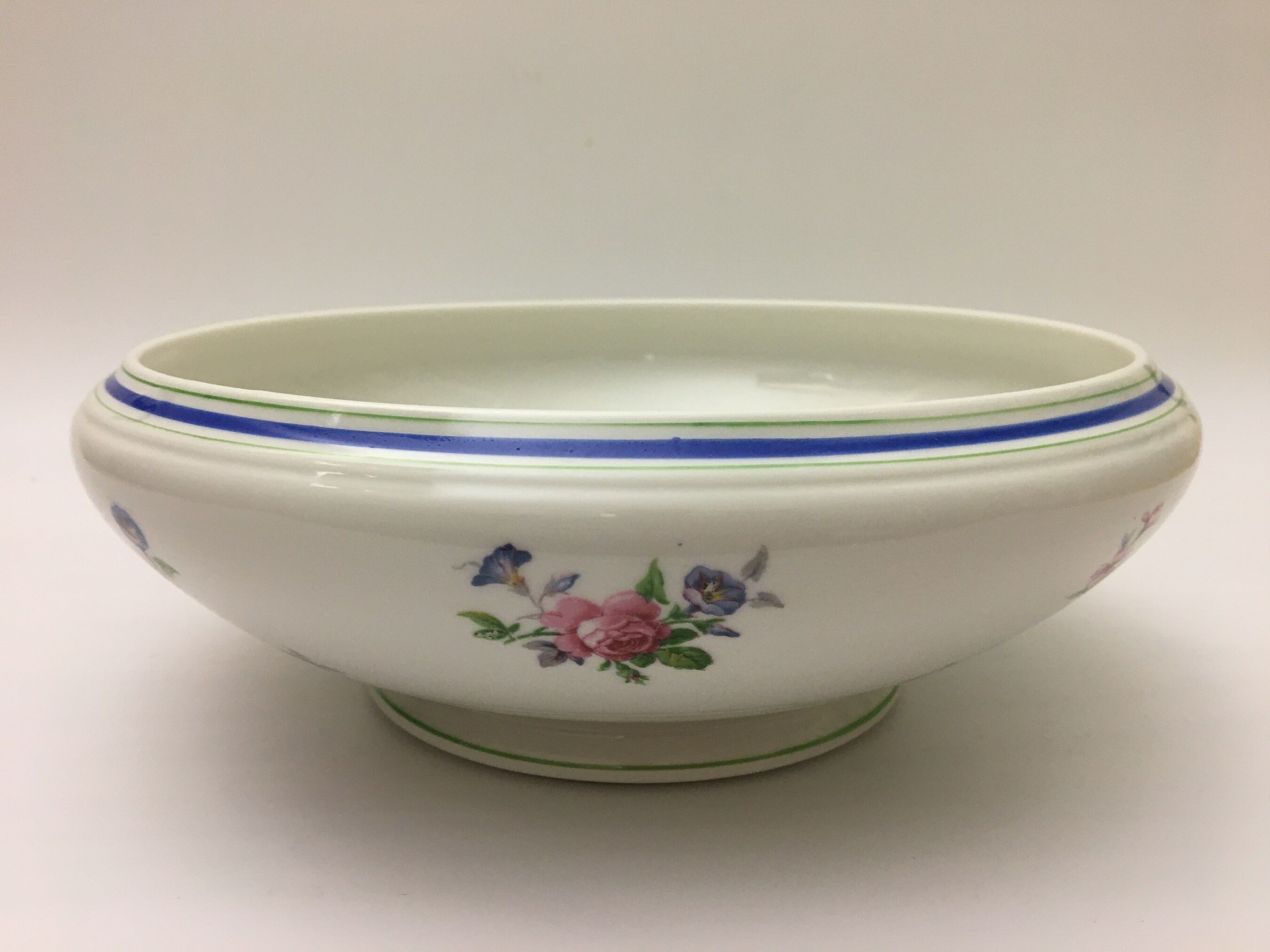 Salad bowl " Lourioux Foëcy " with flower motifs.