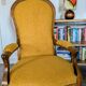 Fauteuil Voltaire ancien restauré, garnissage traditionnel, tissu bouclette