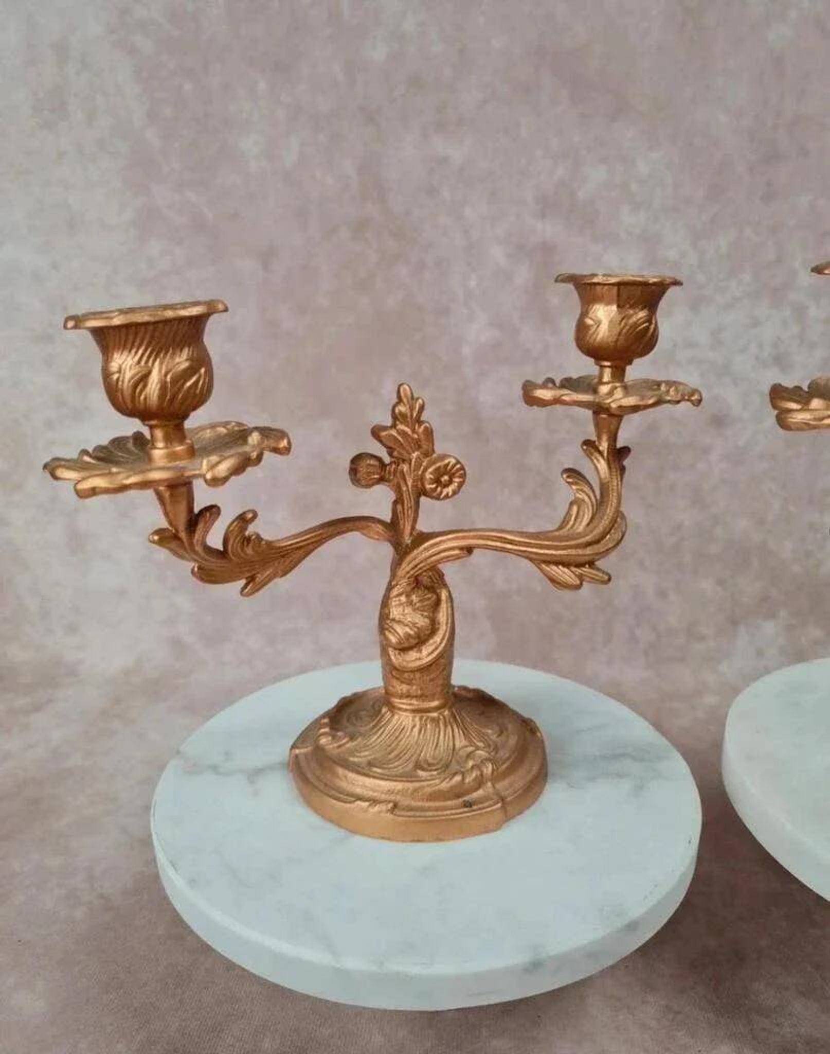 Paire de bougeoirs anciens dorés – style Louis Xv / Rocaille