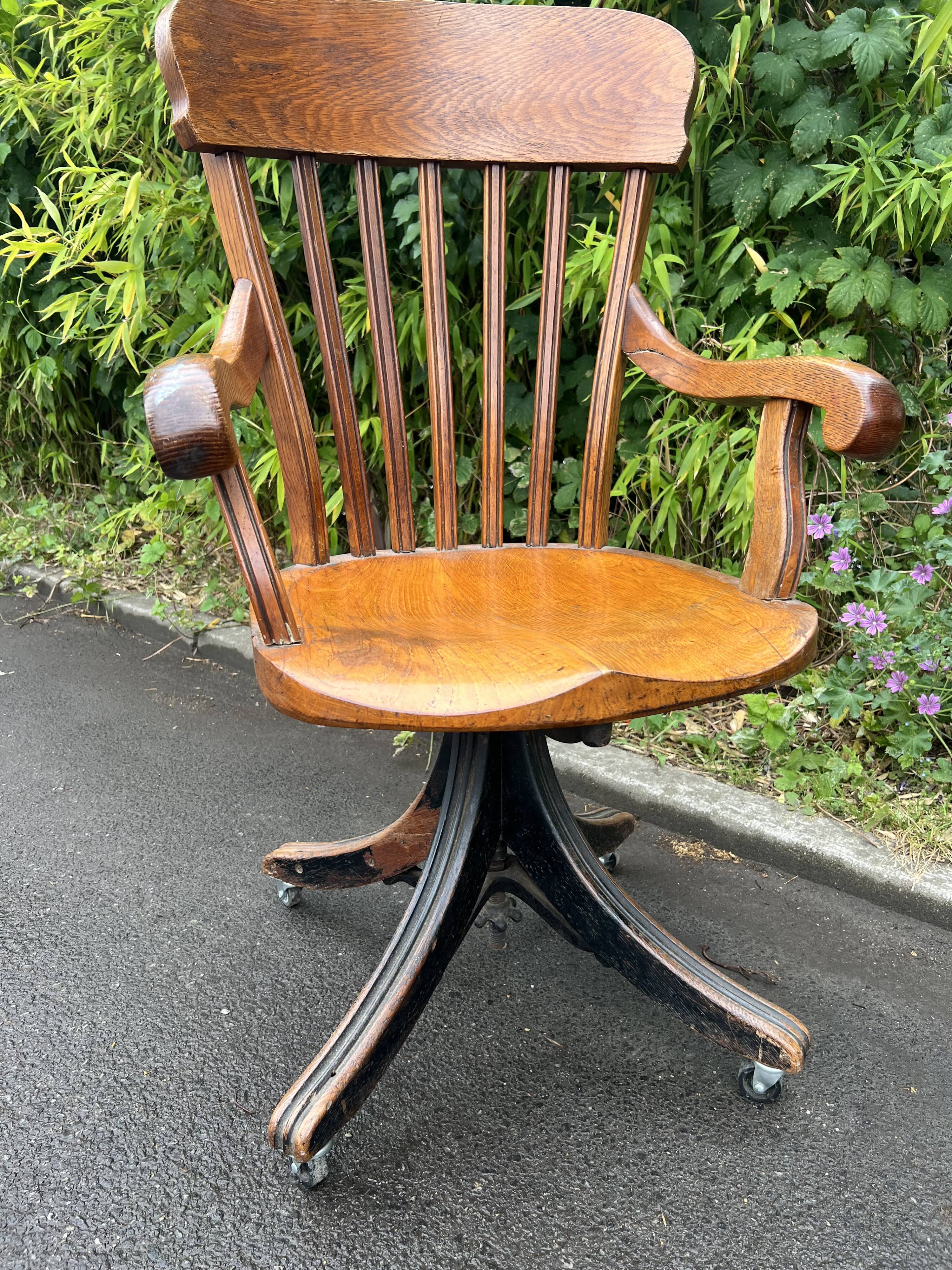 Fauteuil de bureau vintage pivotant – chêne et piètement tripode