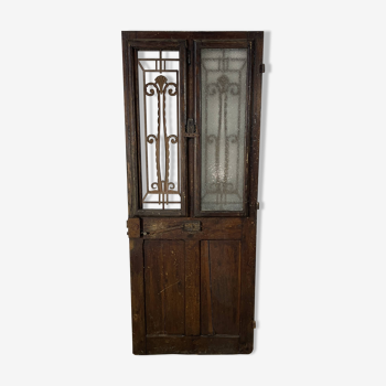 Ancienne porte d'entrée en bois avec vitres