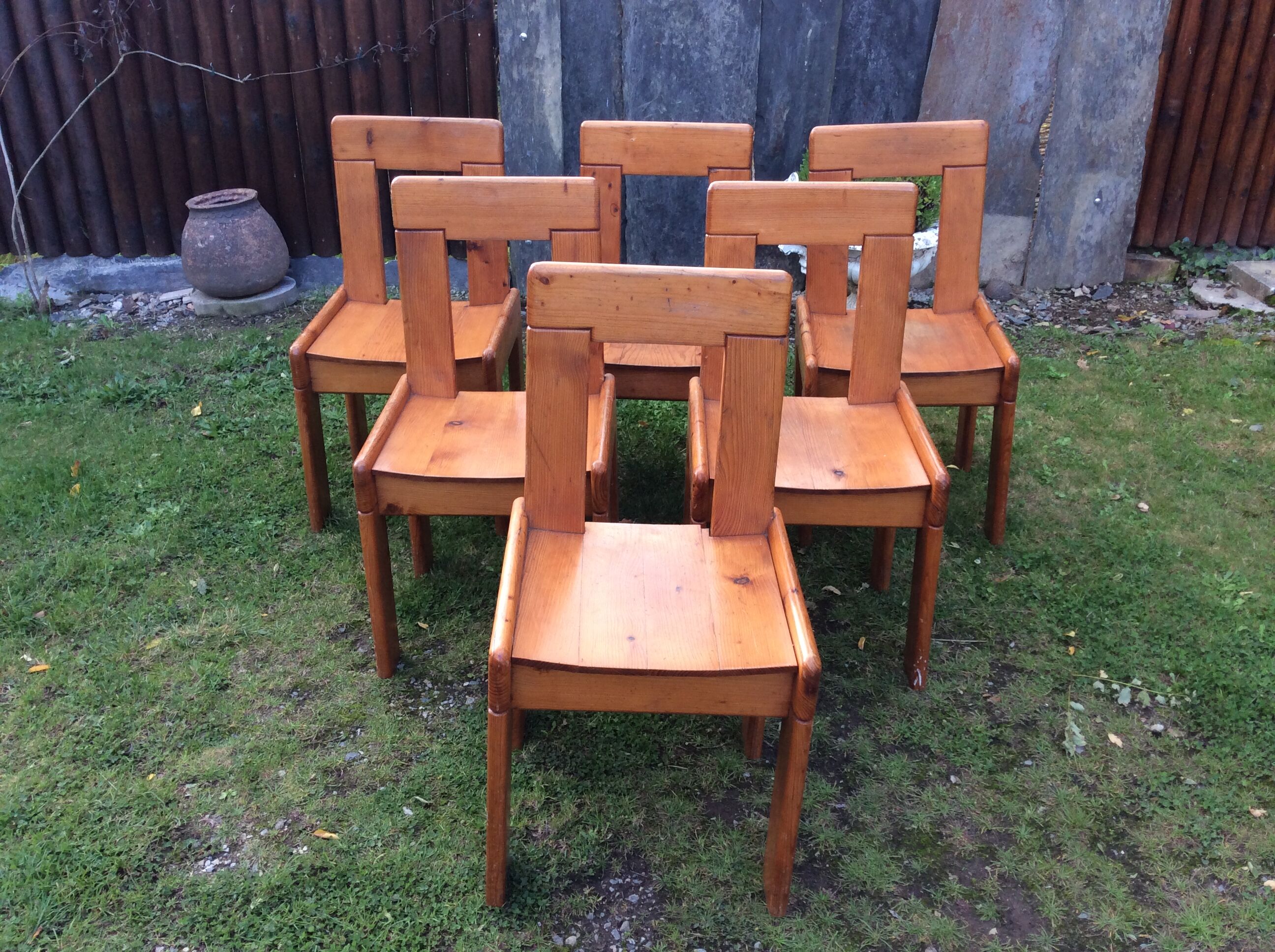 Set of 6 vintage chairs in solid pine.