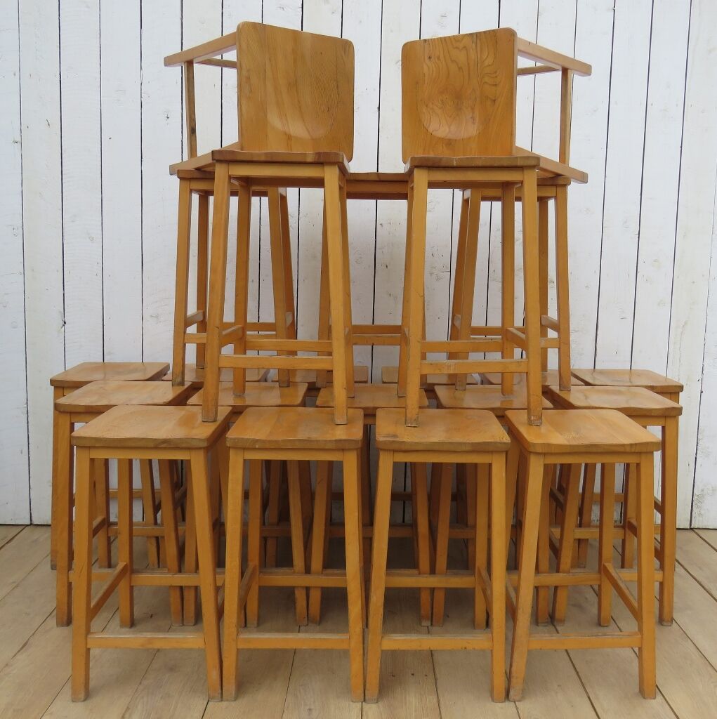 Deux paires de grands tabourets de bar anglais vintage