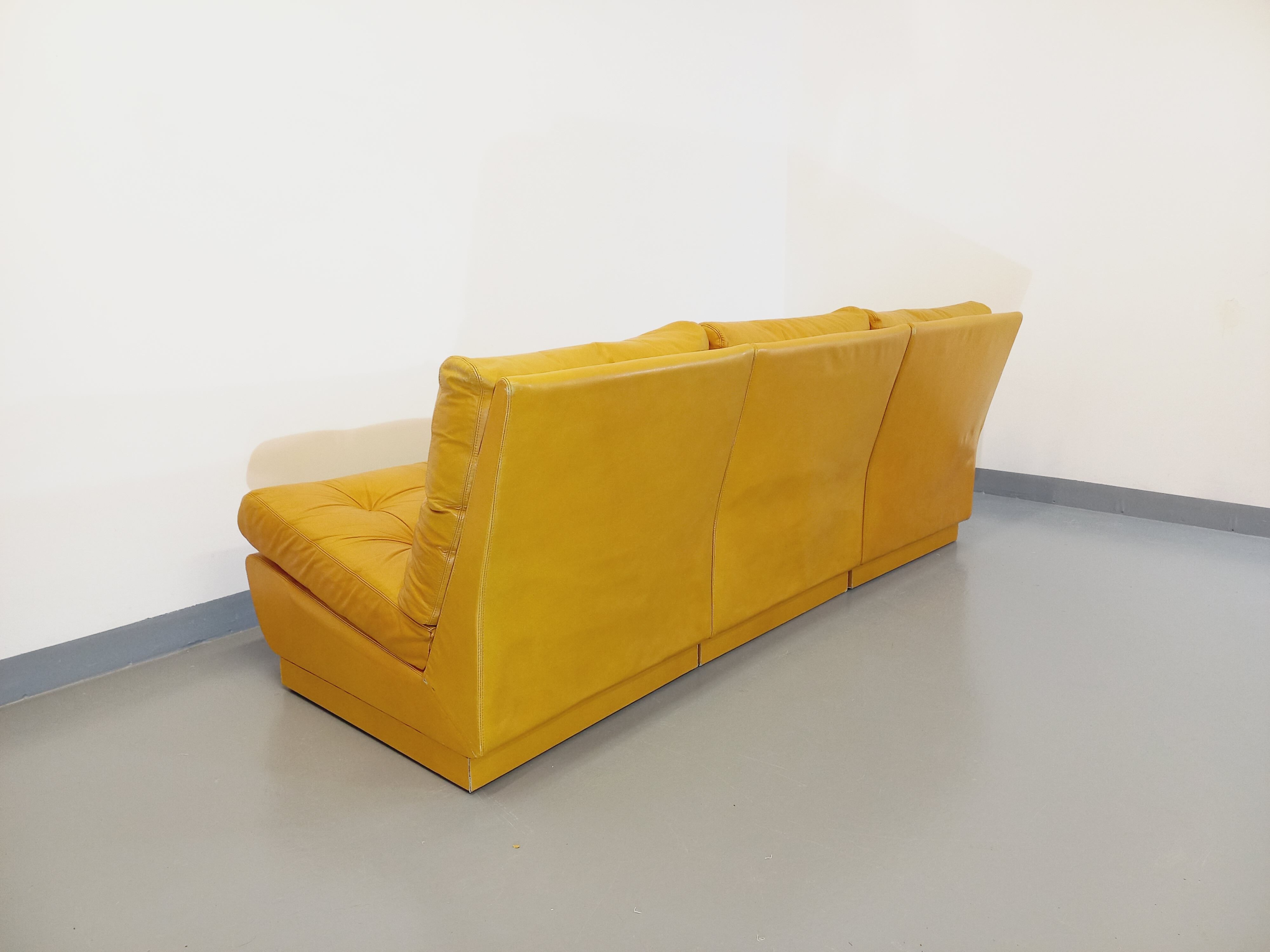 Suite of 3 Roche Bobois vintage chauffeurs in mustard yellow leather 70s