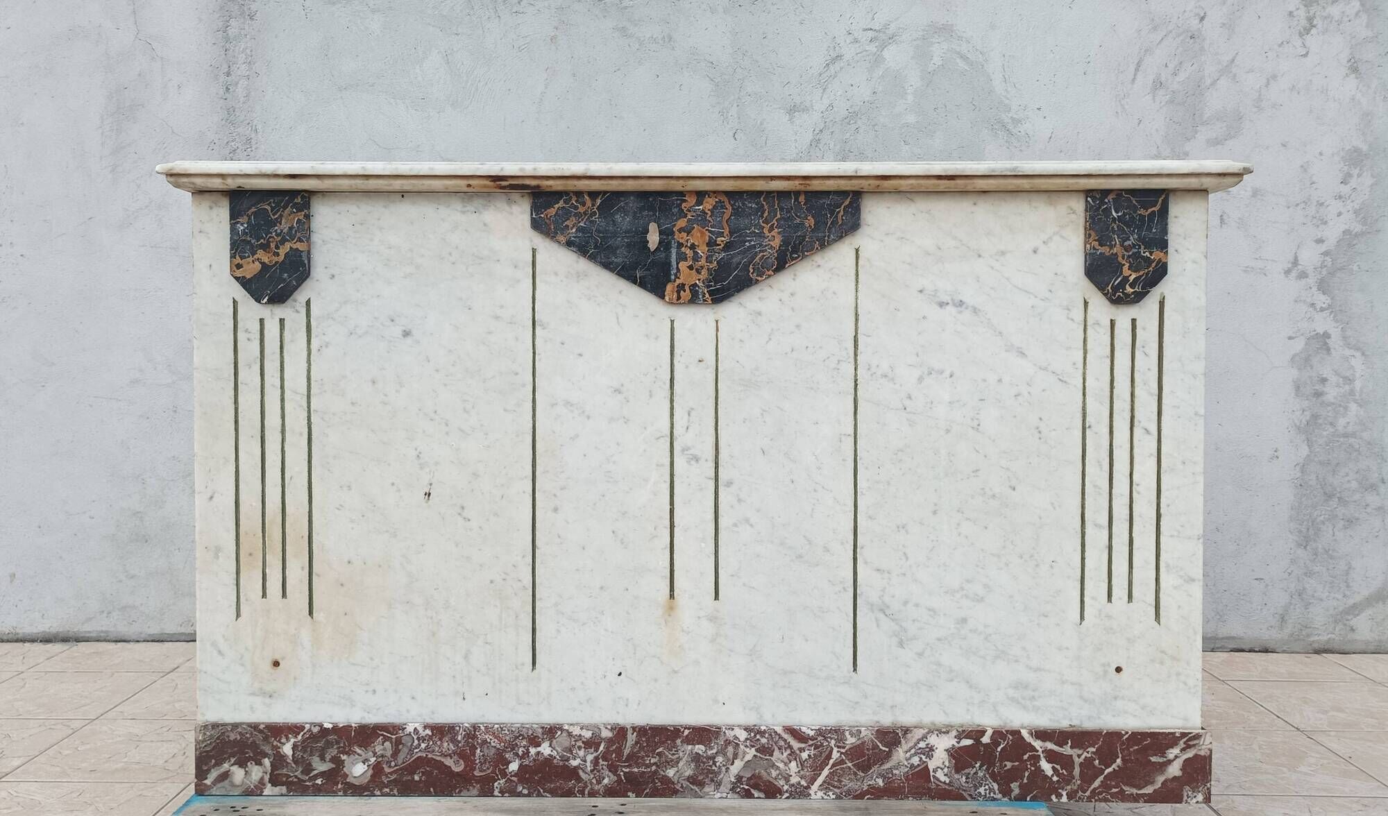 Central island shop counter in marble and oak, Art Deco period.