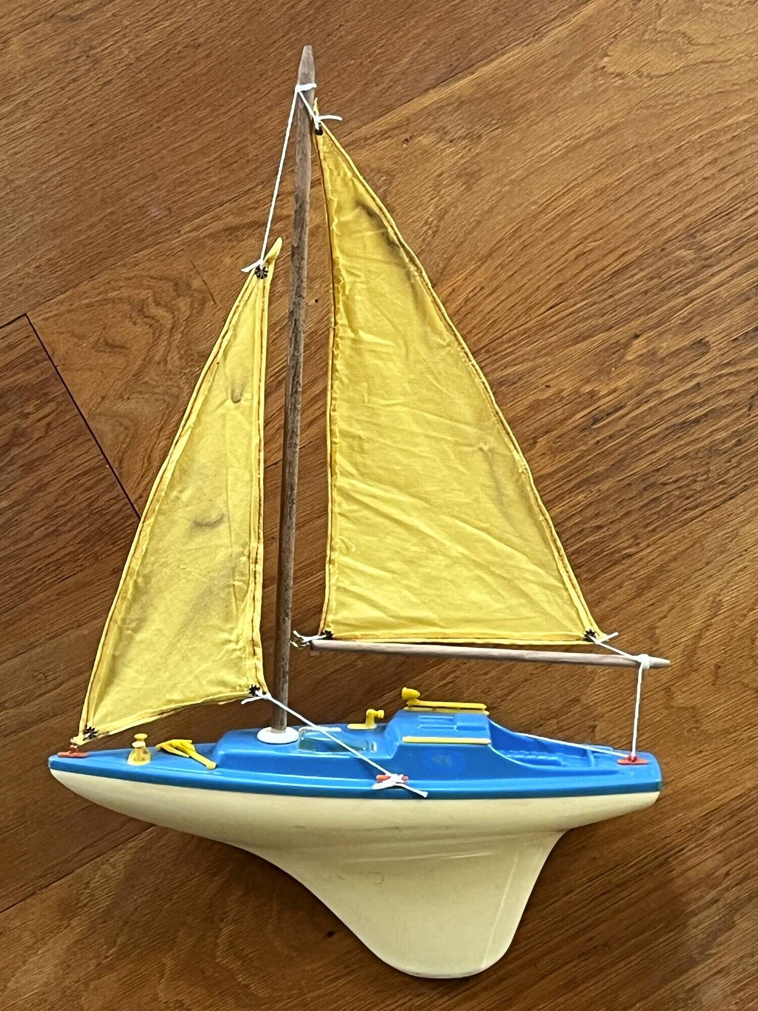 Basin sailing boat, D13 model from the French brand Giraud Sauveur.