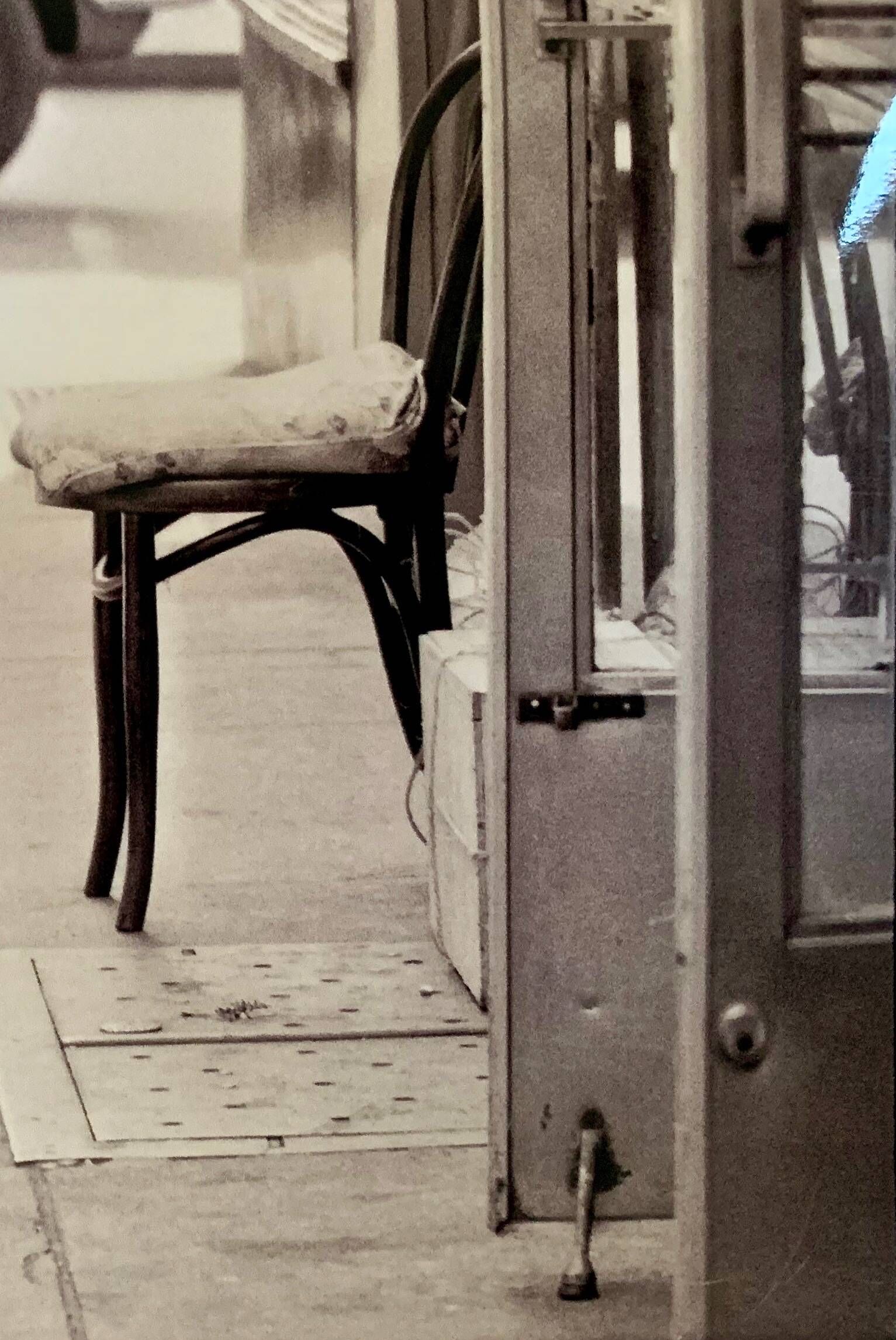 Chat & cireur – NYC 1960 Funny look, raw scene. A cult street moment.