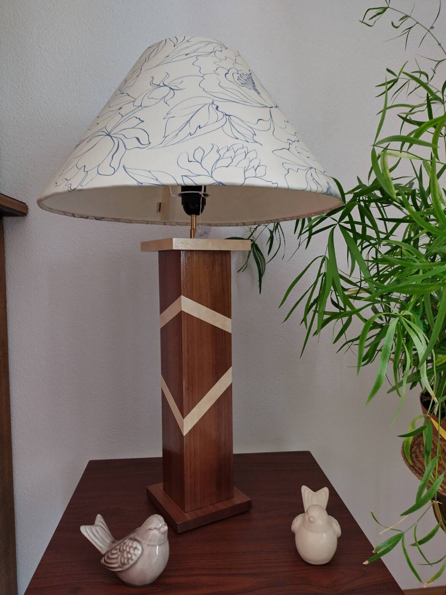Accent lamp in American walnut veneer.