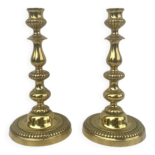 Paire de bougeoirs en laiton de style Louis Philippe