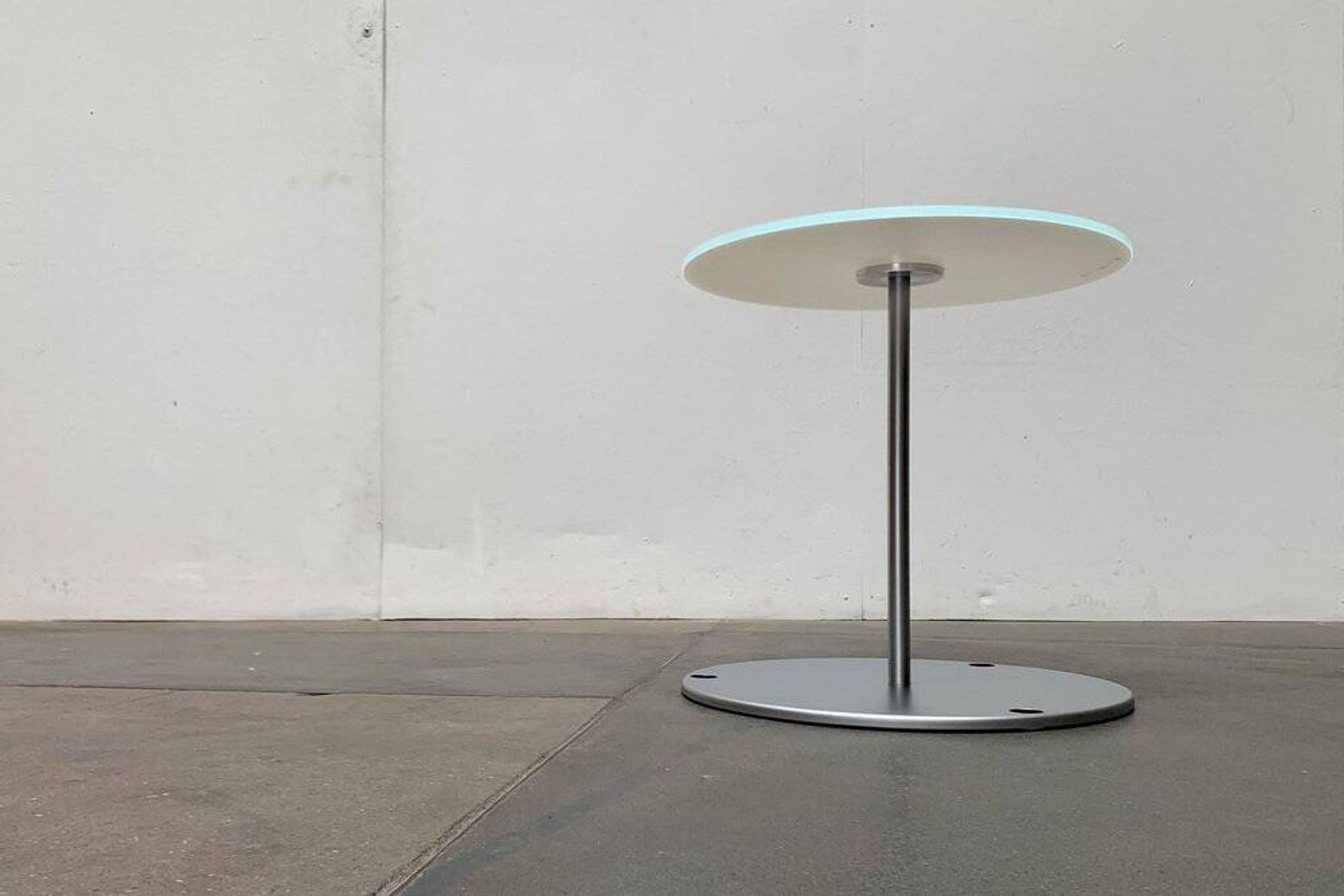 Table d'appoint de la série Drift allemande postmoderne par Walter Knoll, années 1990