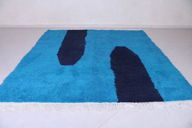 Handmade artisan rug in beige, size 150x250 cm.