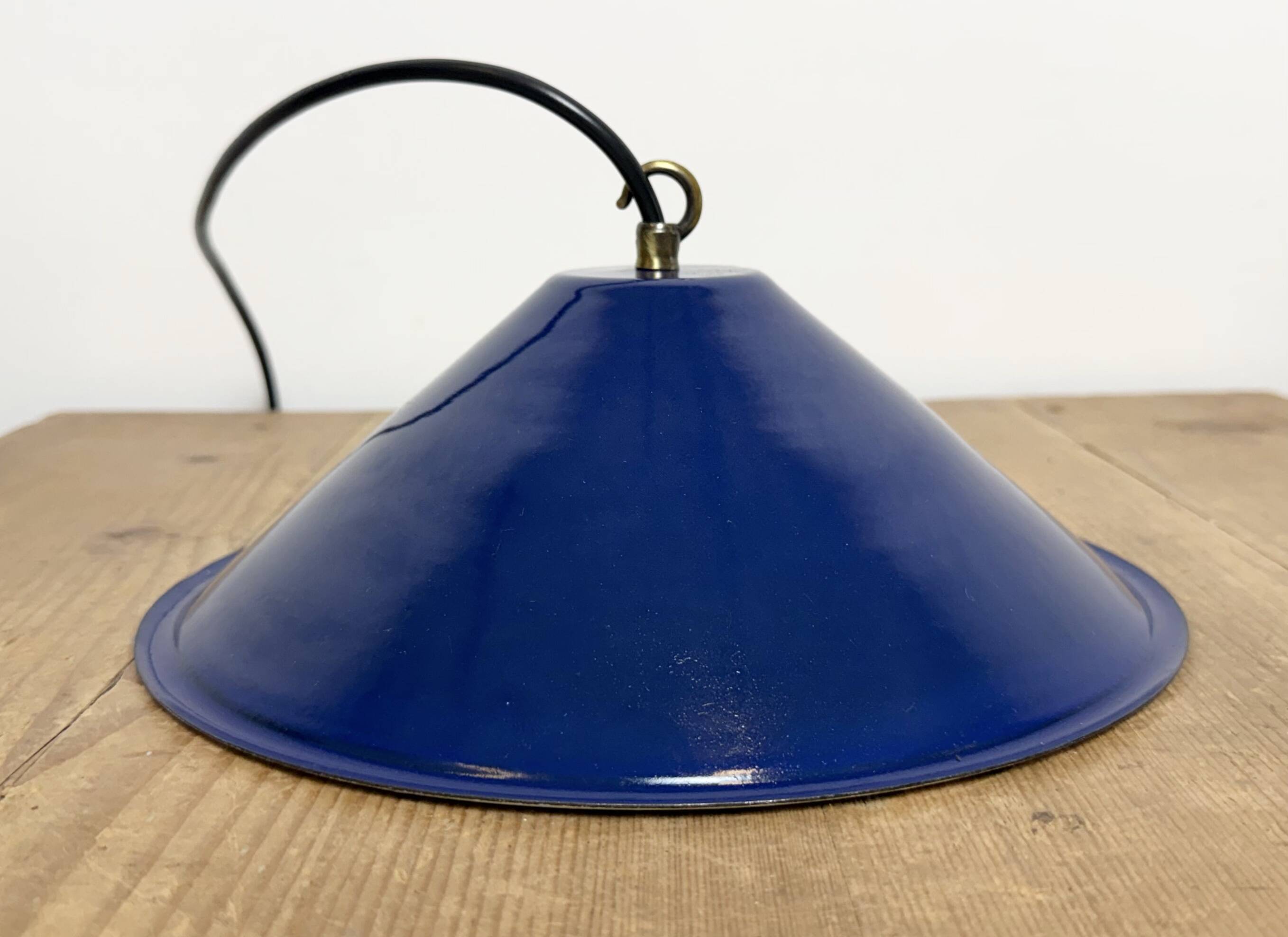 Lampe suspendue industrielle en émail bleu britannique, années 1950