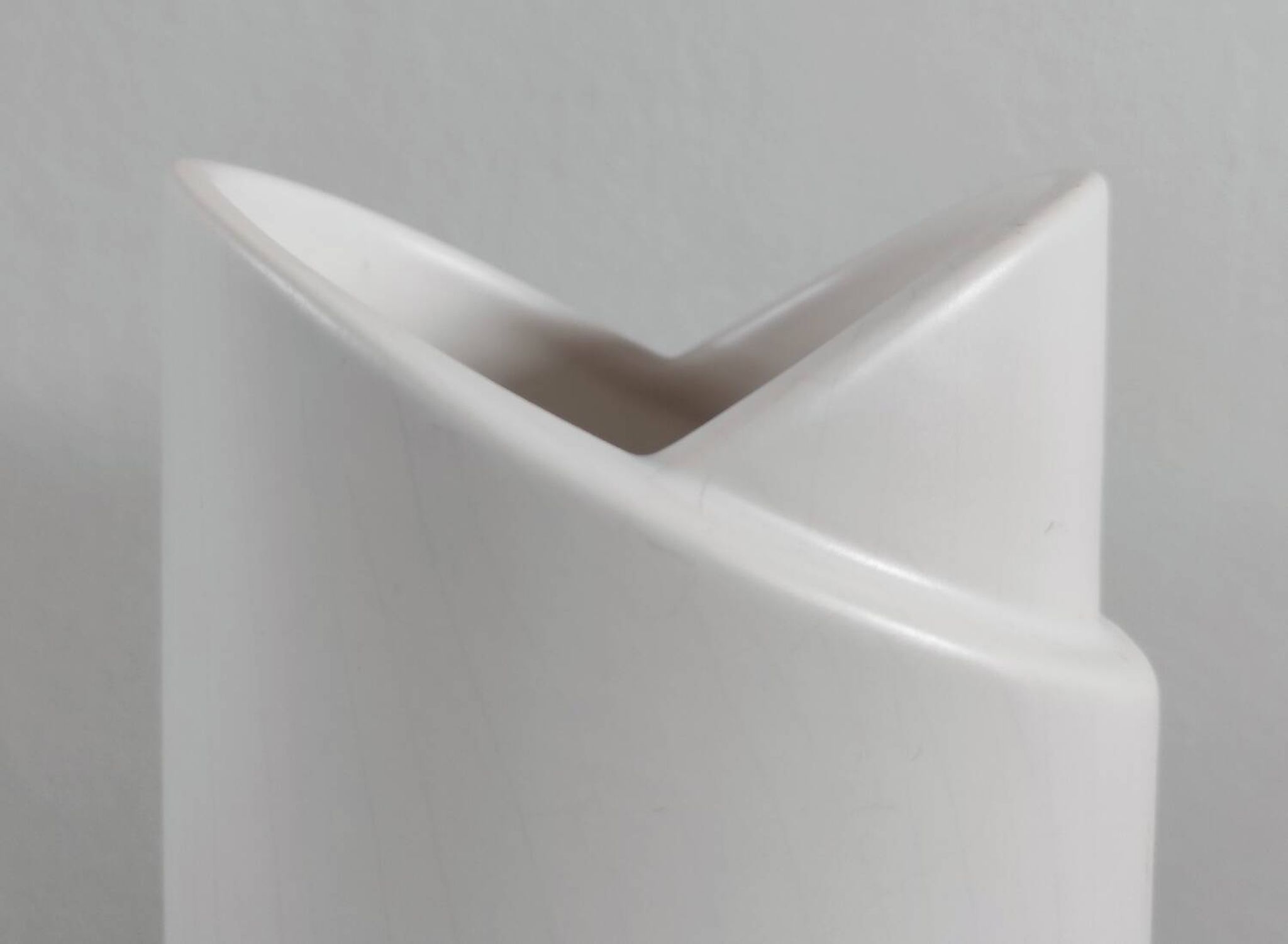 Vase moderniste en céramique blanche – Design Jeroen Bechtold
