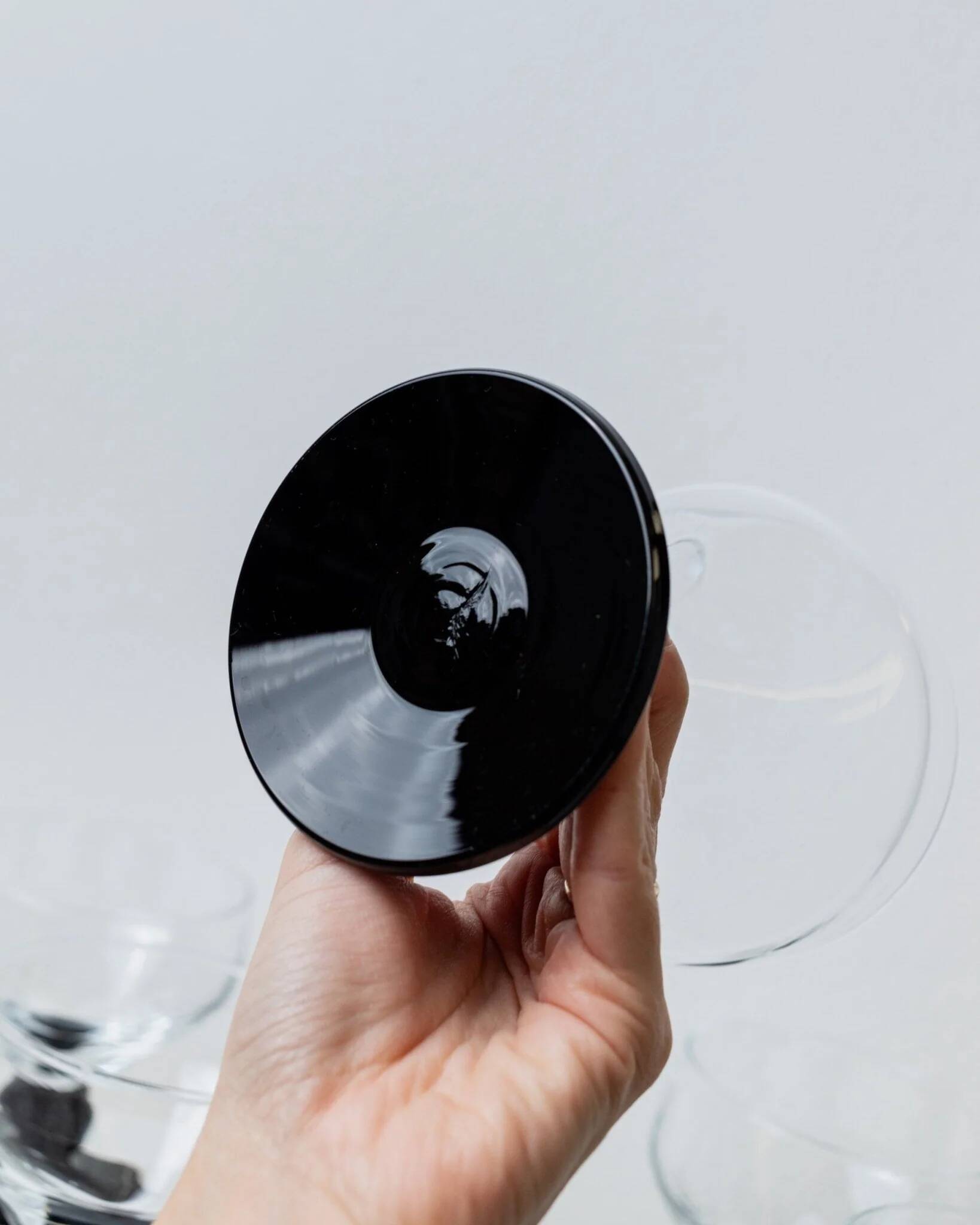Huit verres à boire en verre noir et transparent – Style postmoderne Memphis, verrerie italienne vintage des années 1980