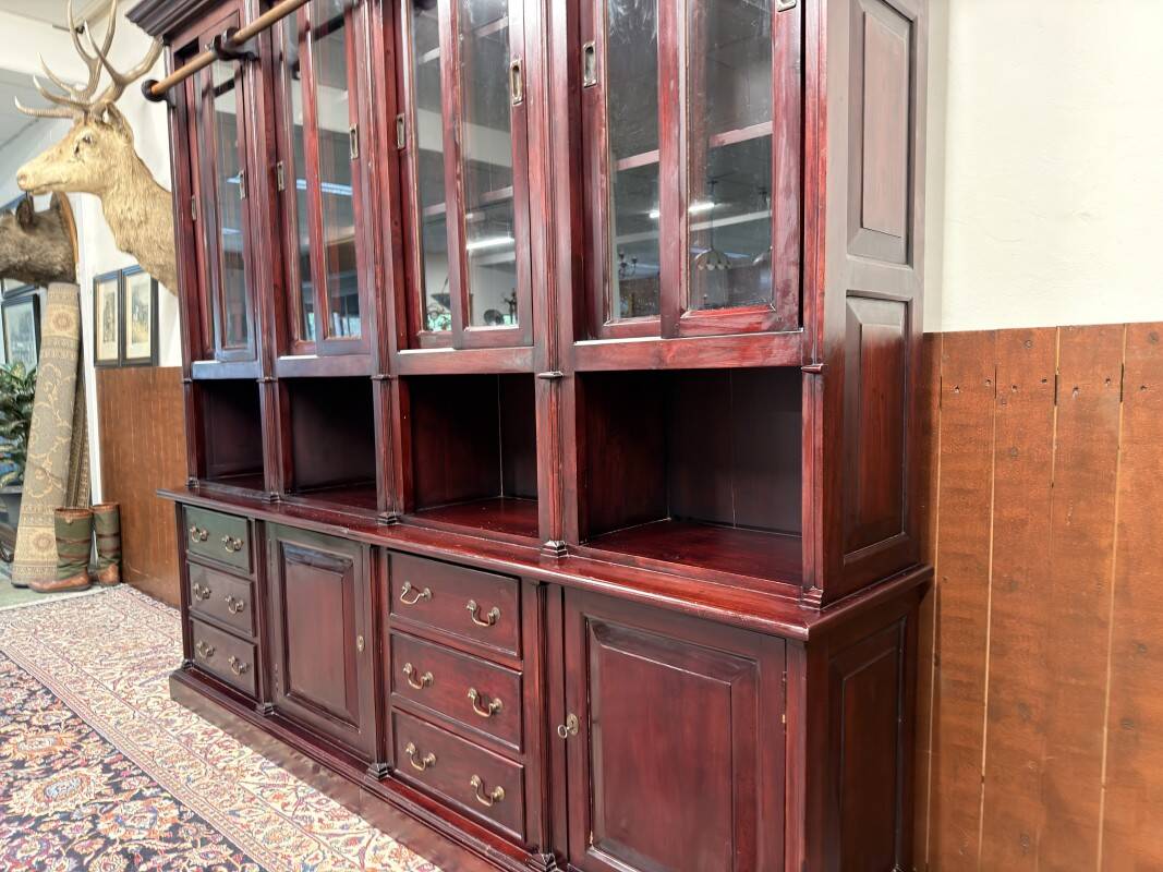 Bibliothèque anglaise avec échelle