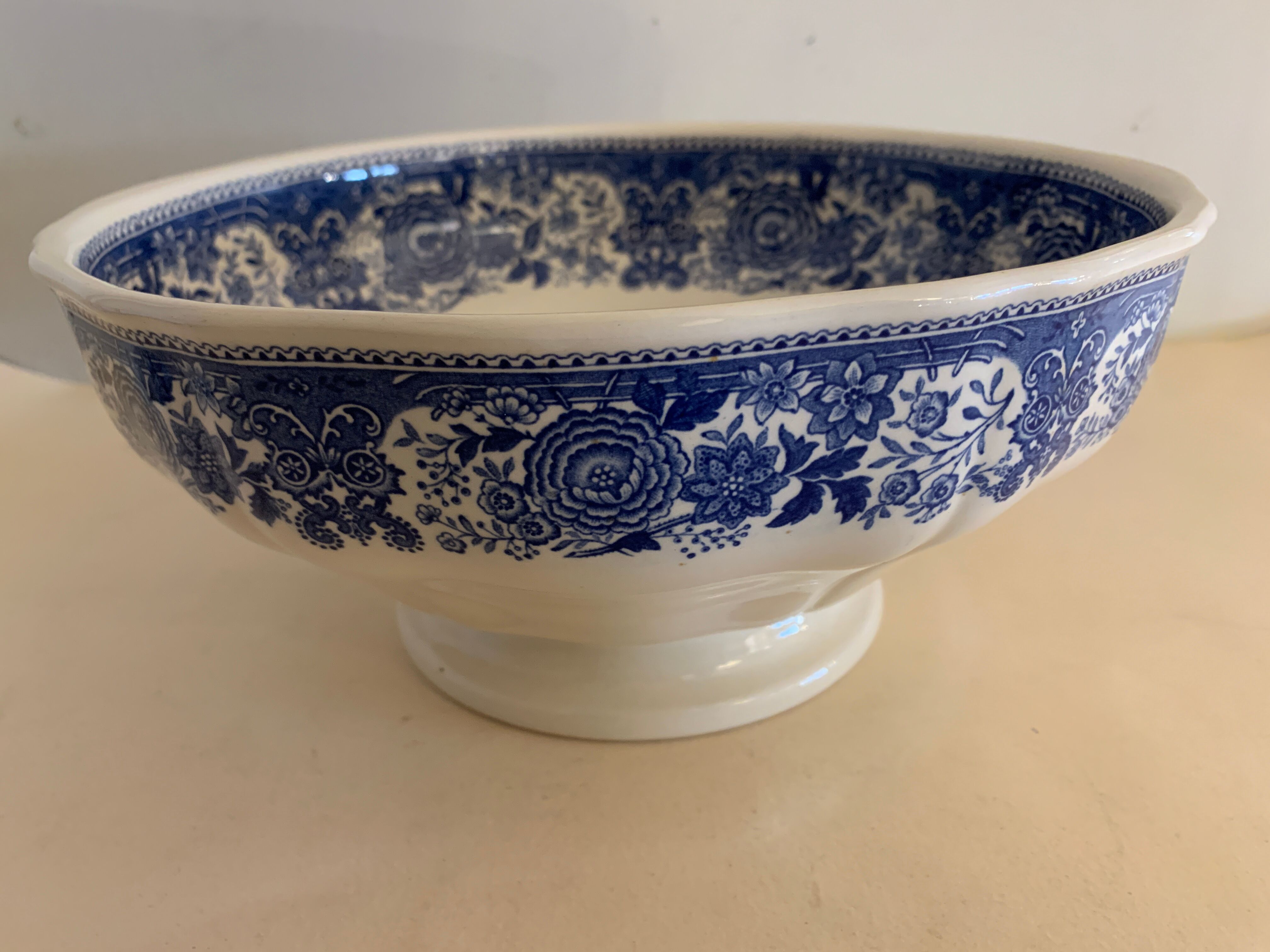 Salad bowl in blue and white earthenware, burgenland model of villeroy and boch