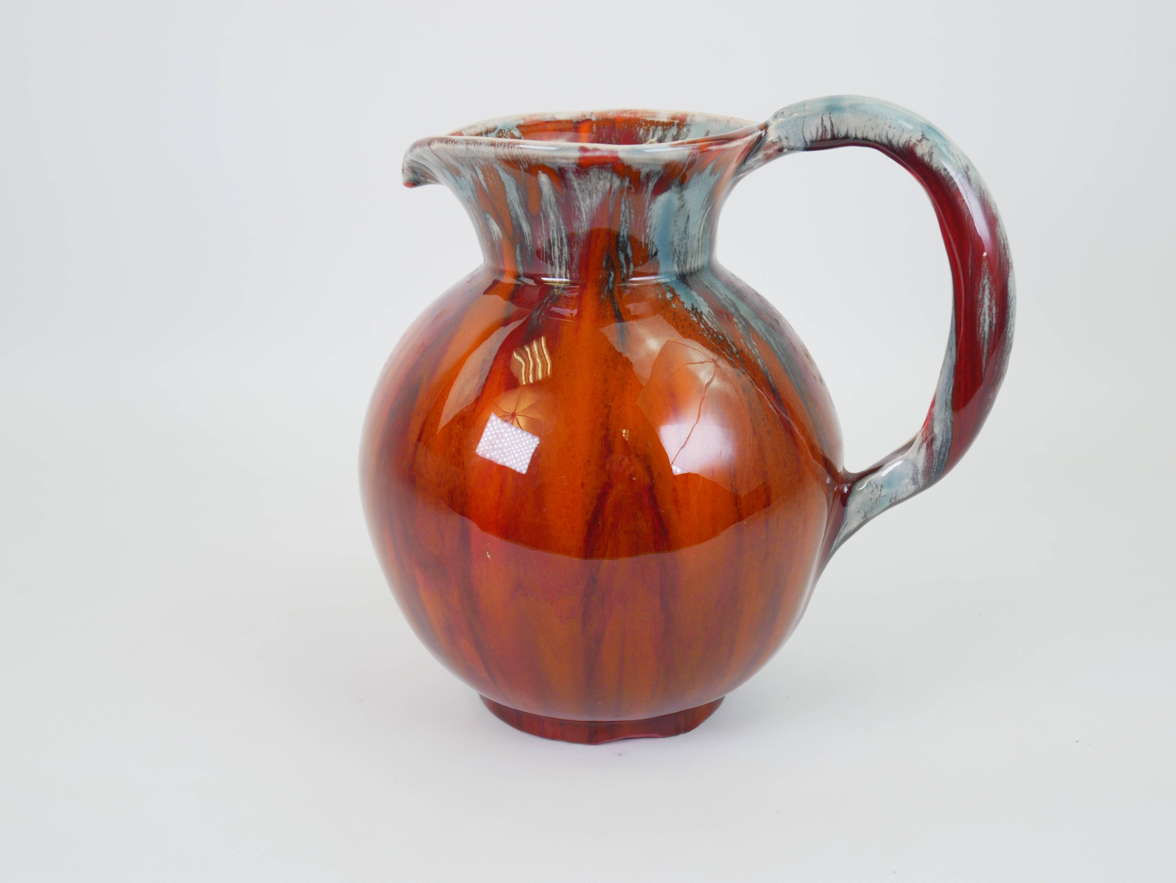 Pichet en céramique émaillée rouge et bleu signé Delène