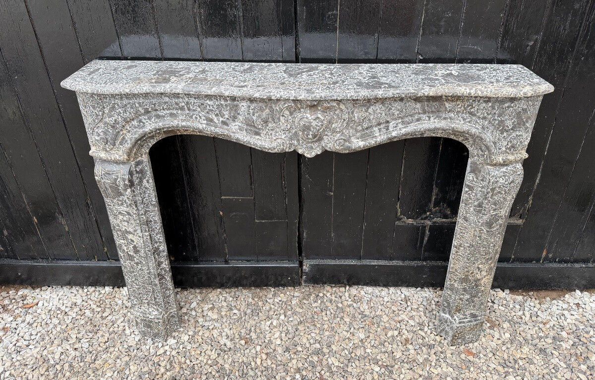 Cheminée Régence en marbre gris, Sainte-Anne, XVIIIe siècle