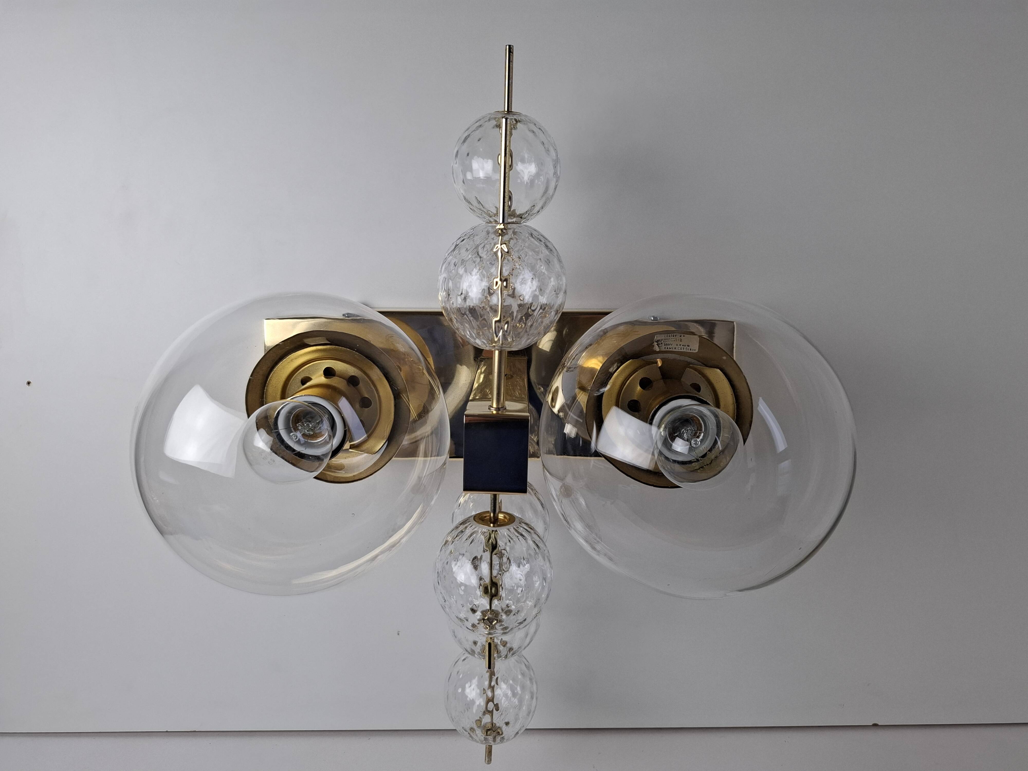 Applique murale tchèque en laiton et verre du milieu du siècle, par Kamenický Šenov, années 1970