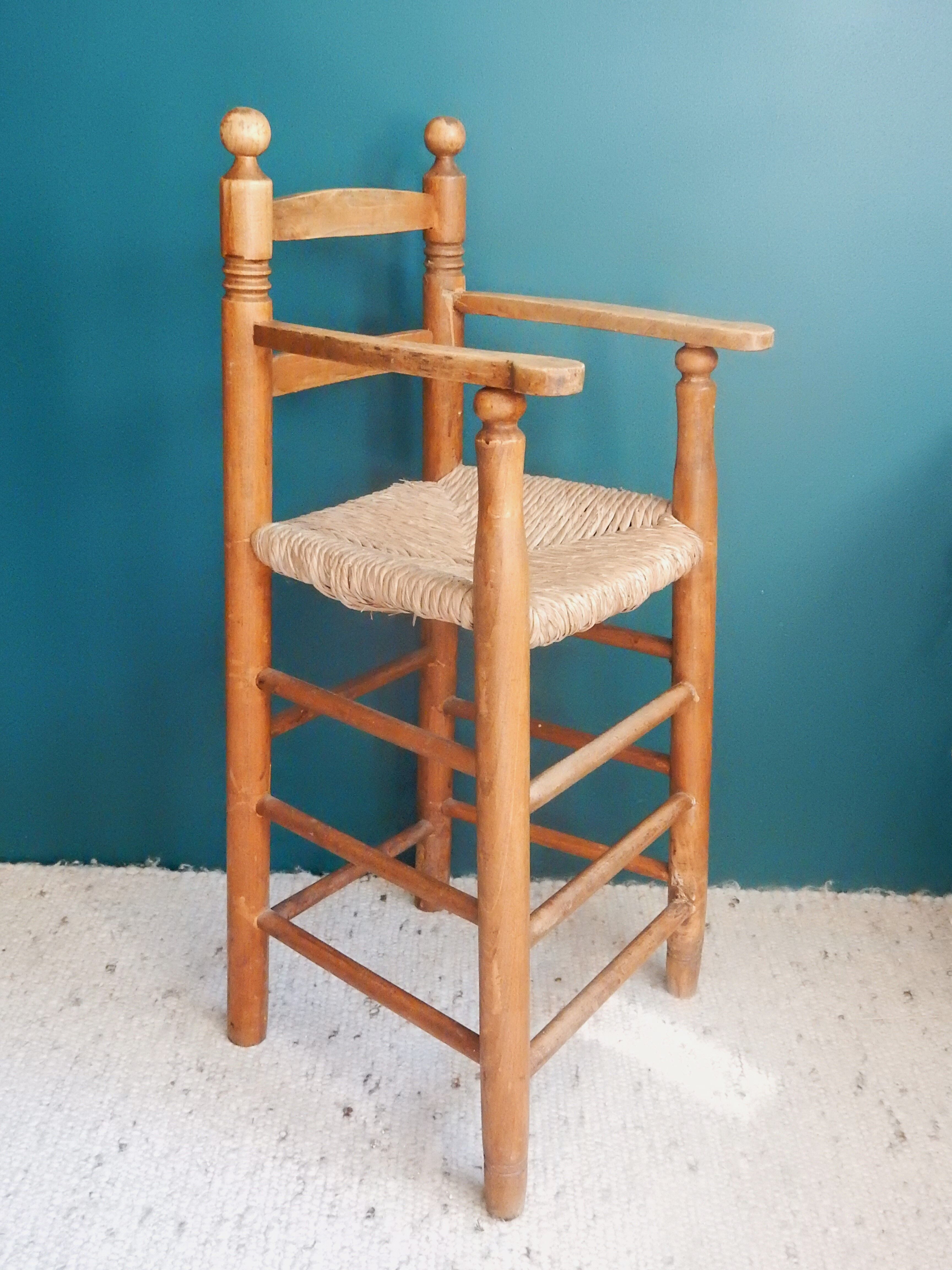 Children's high chair made of wood and straw