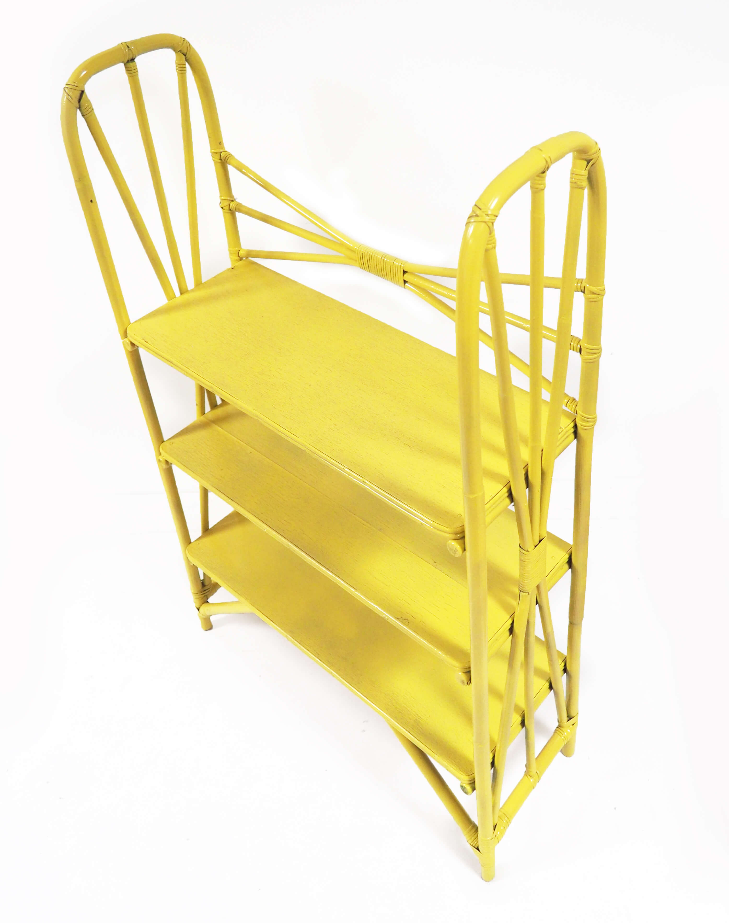 Etagères rotin jaune