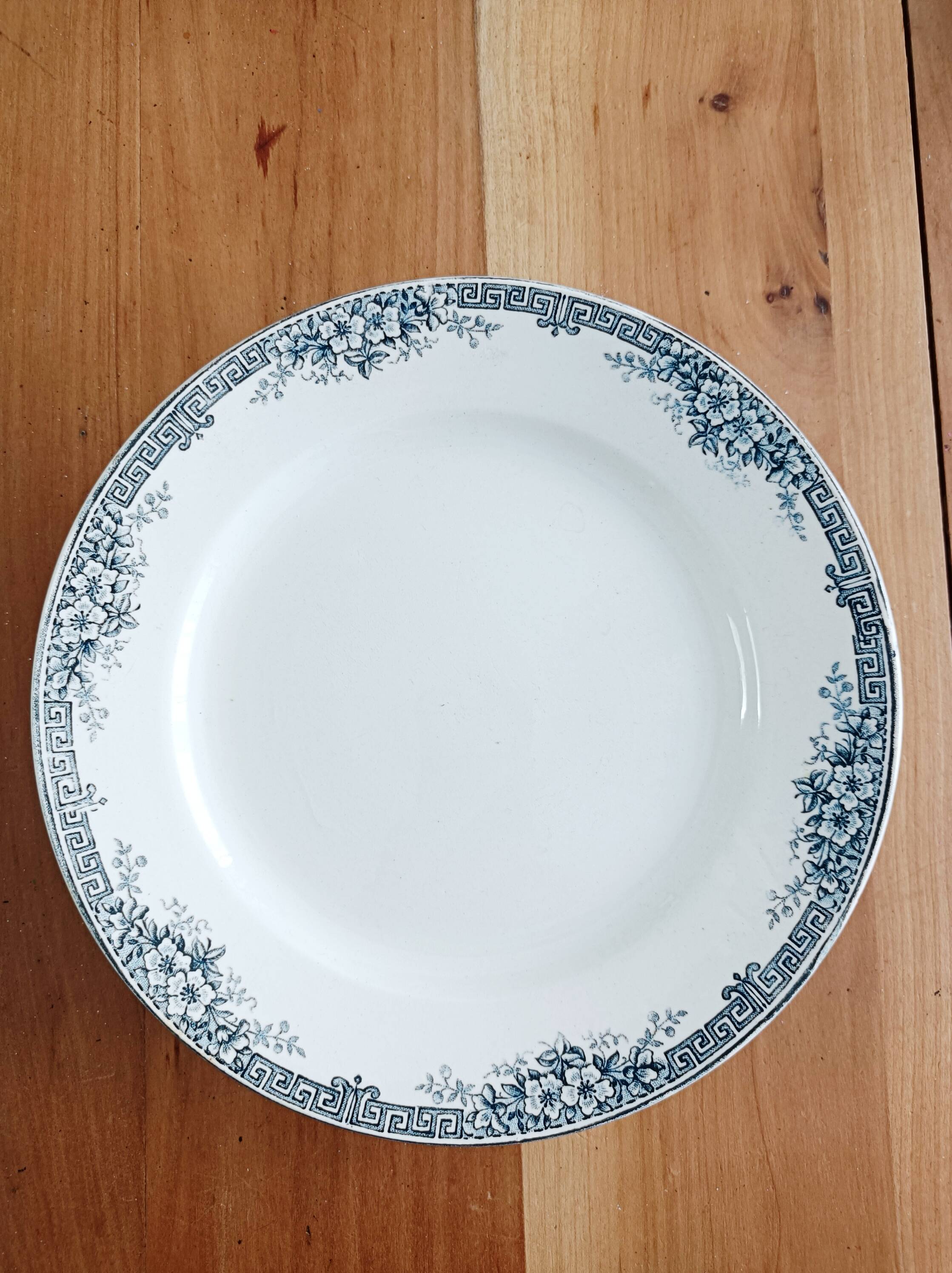 Mounted plate, Saint-Amand ironstone compote dish, Lucy