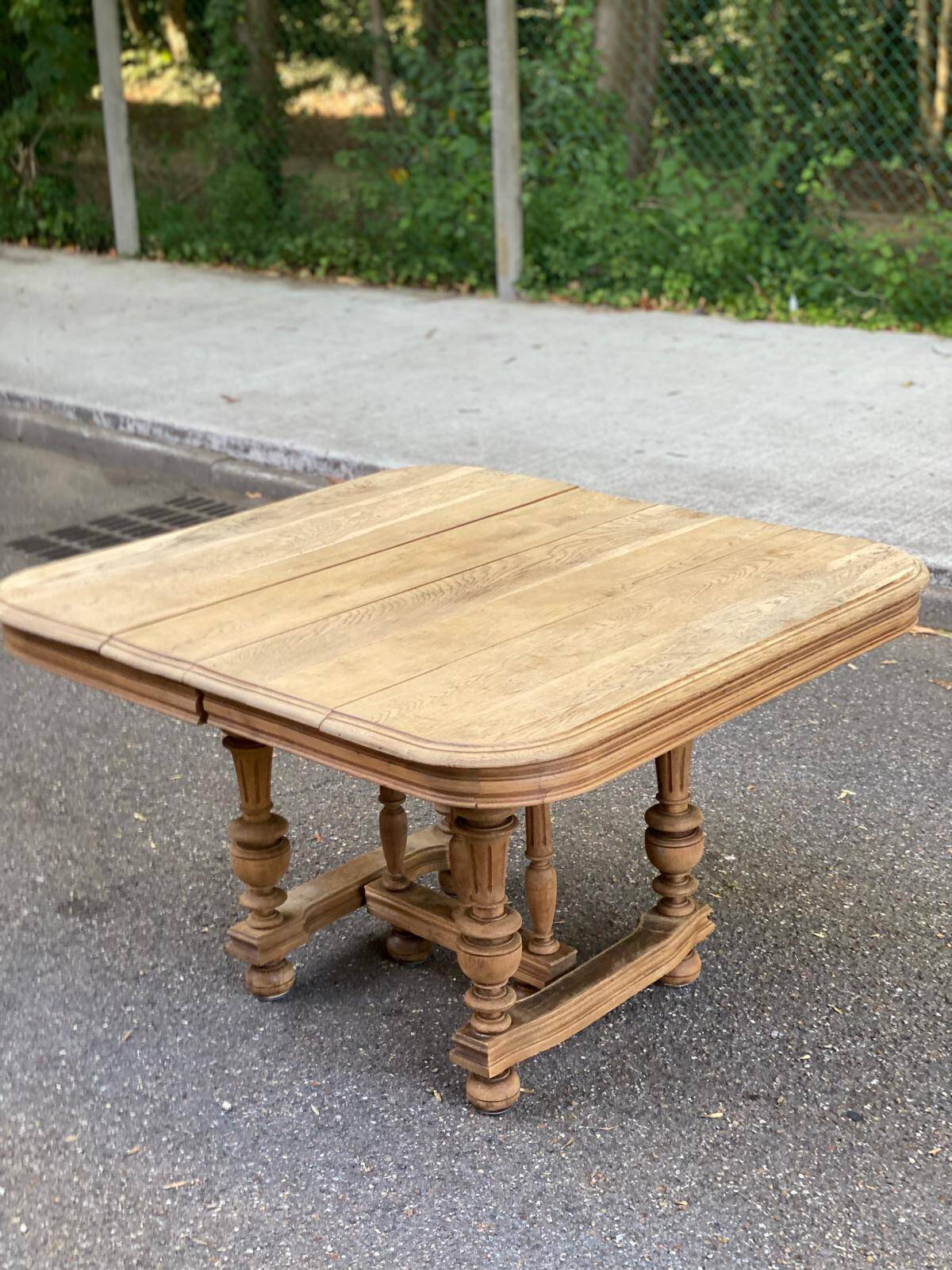 Henri II dining table stripped in solid oak from the 19th century.