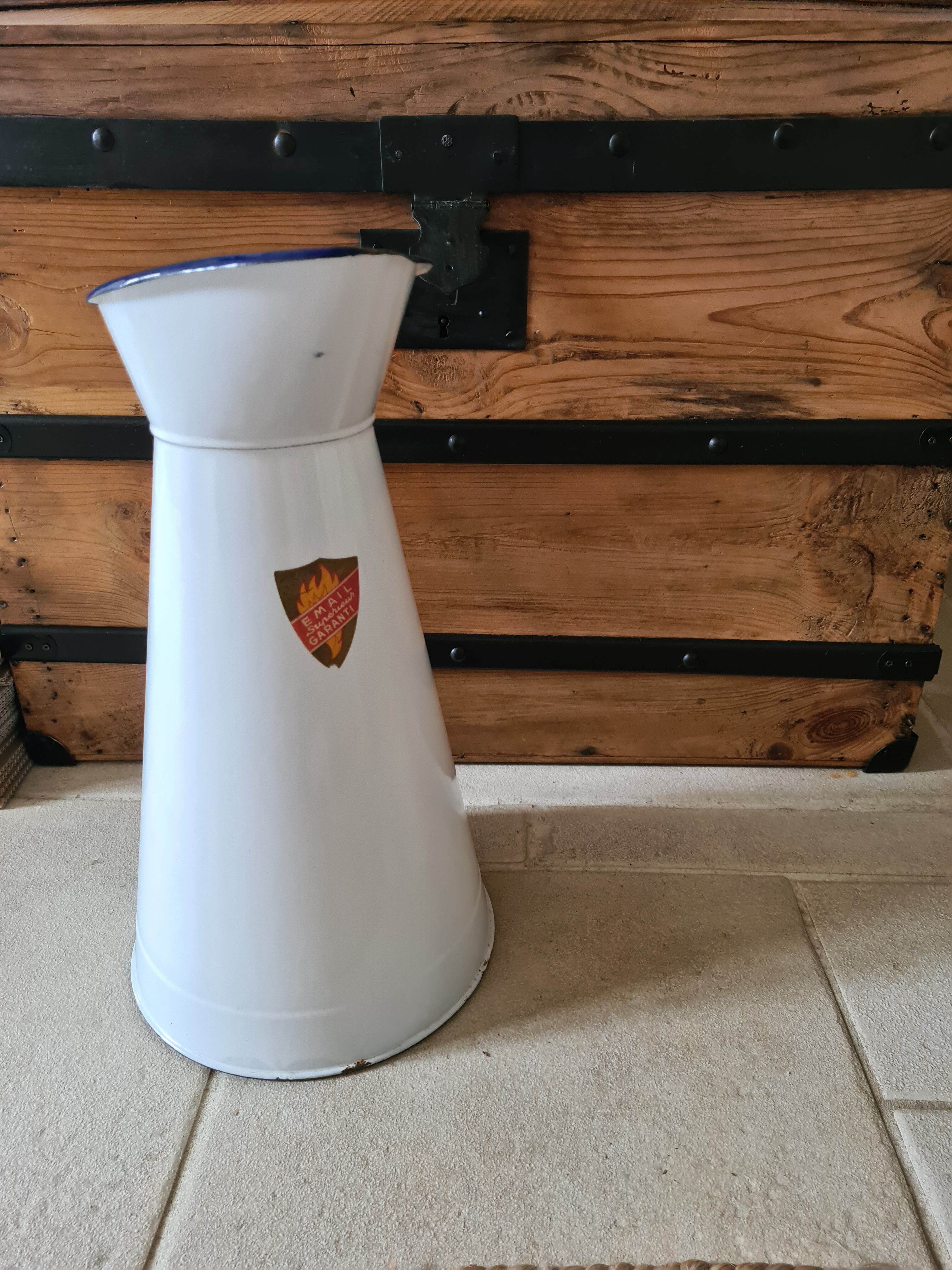 Enamelled sheet metal broc