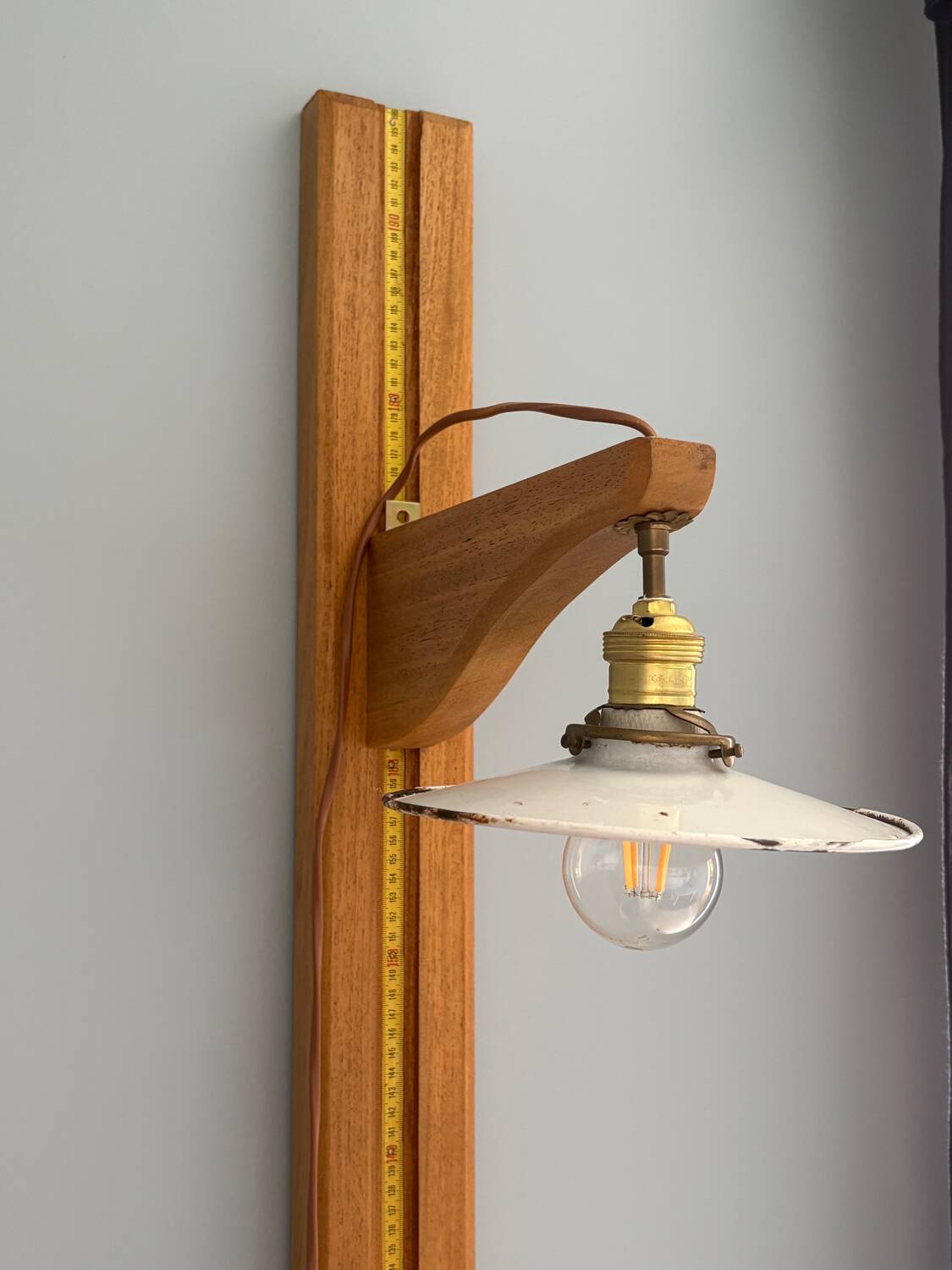 Lampadaire sculpturale - ancienne toise médicale détournée - unique