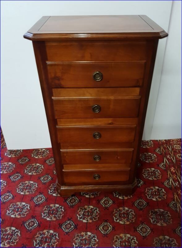 Chest of drawers in cherry